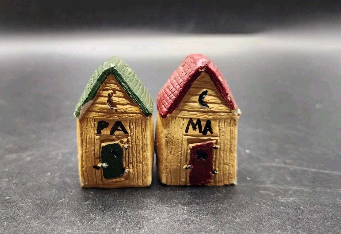 novelty outhouse salt and pepper shakers G22