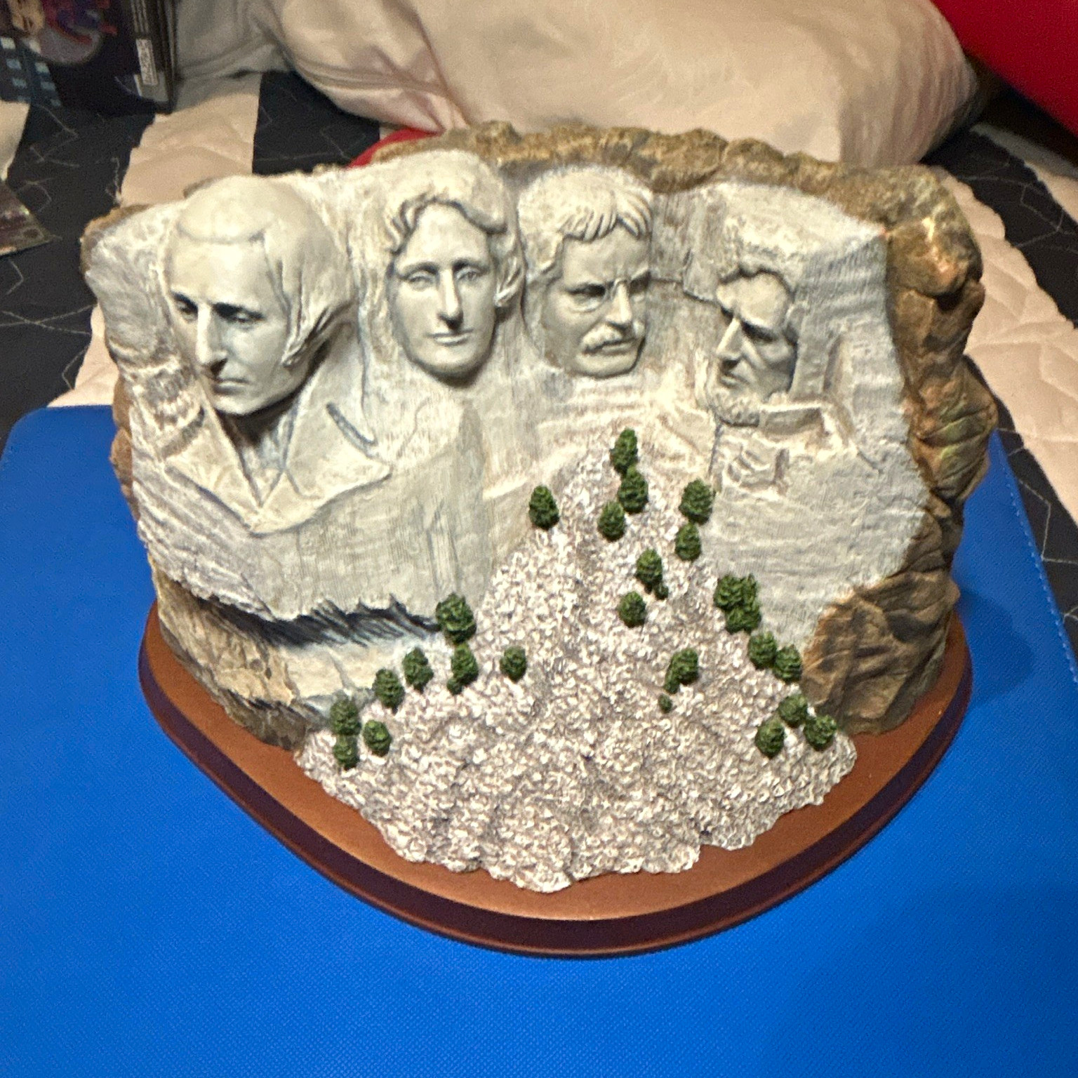 Mount Rushmore Figurine Souvenir Sculpture on Base, Keystone South Dakota