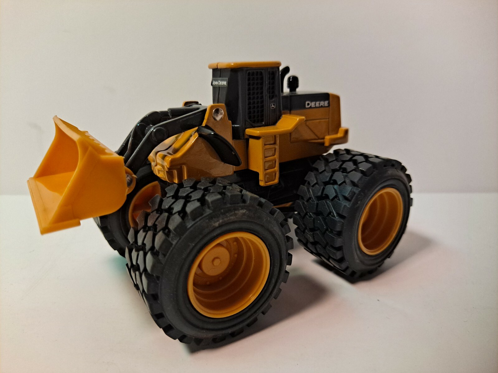 ERTL John Deere Orange Diecast Front Loader construction/tractor Vehicle ERTL John Deere Orange Diecast Front Loader construction/tractor Vehicle
