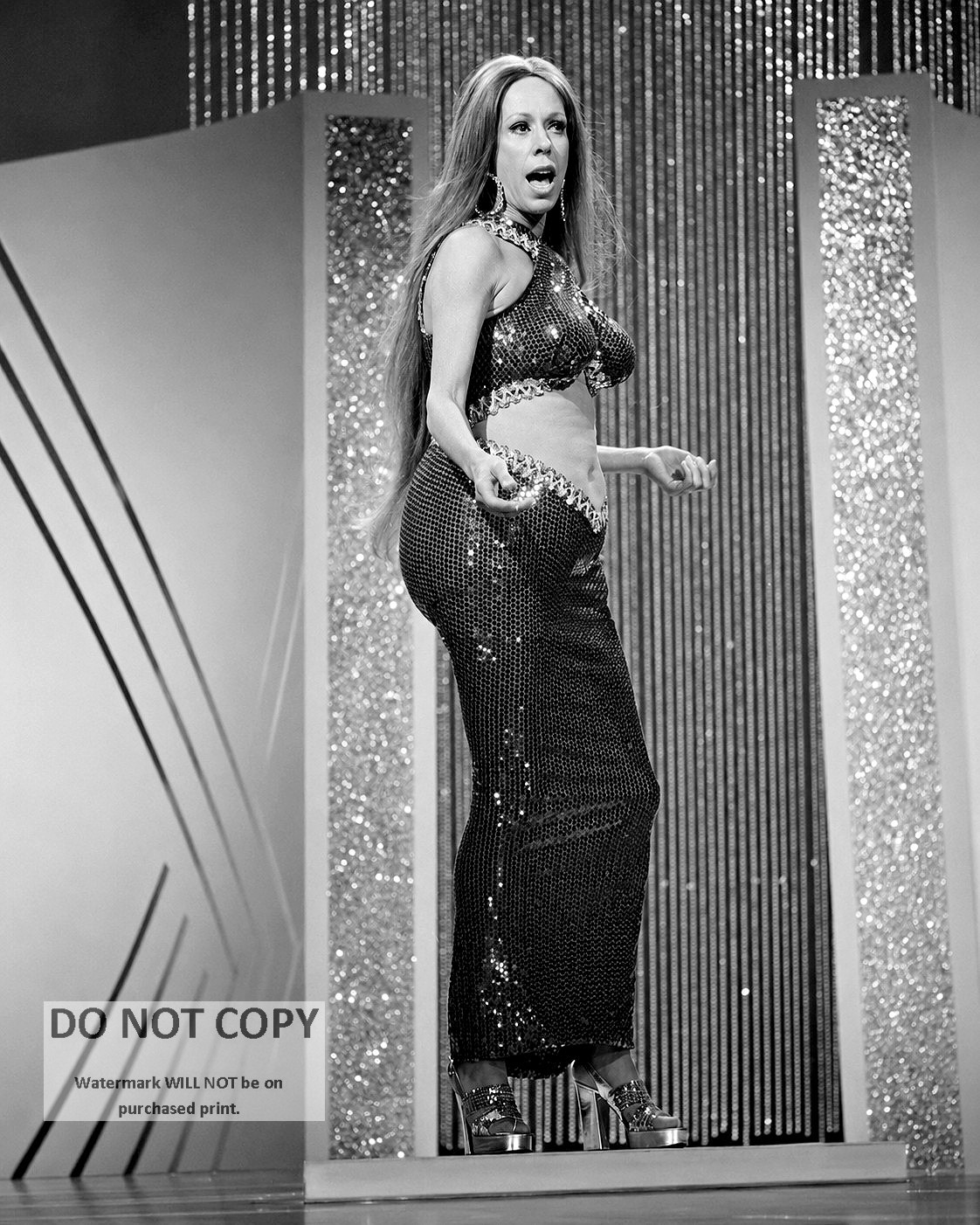 CAROL BURNETT IN A SKIT SPOOFING CHER - 8X10 PUBLICITY PHOTO (EE-712)