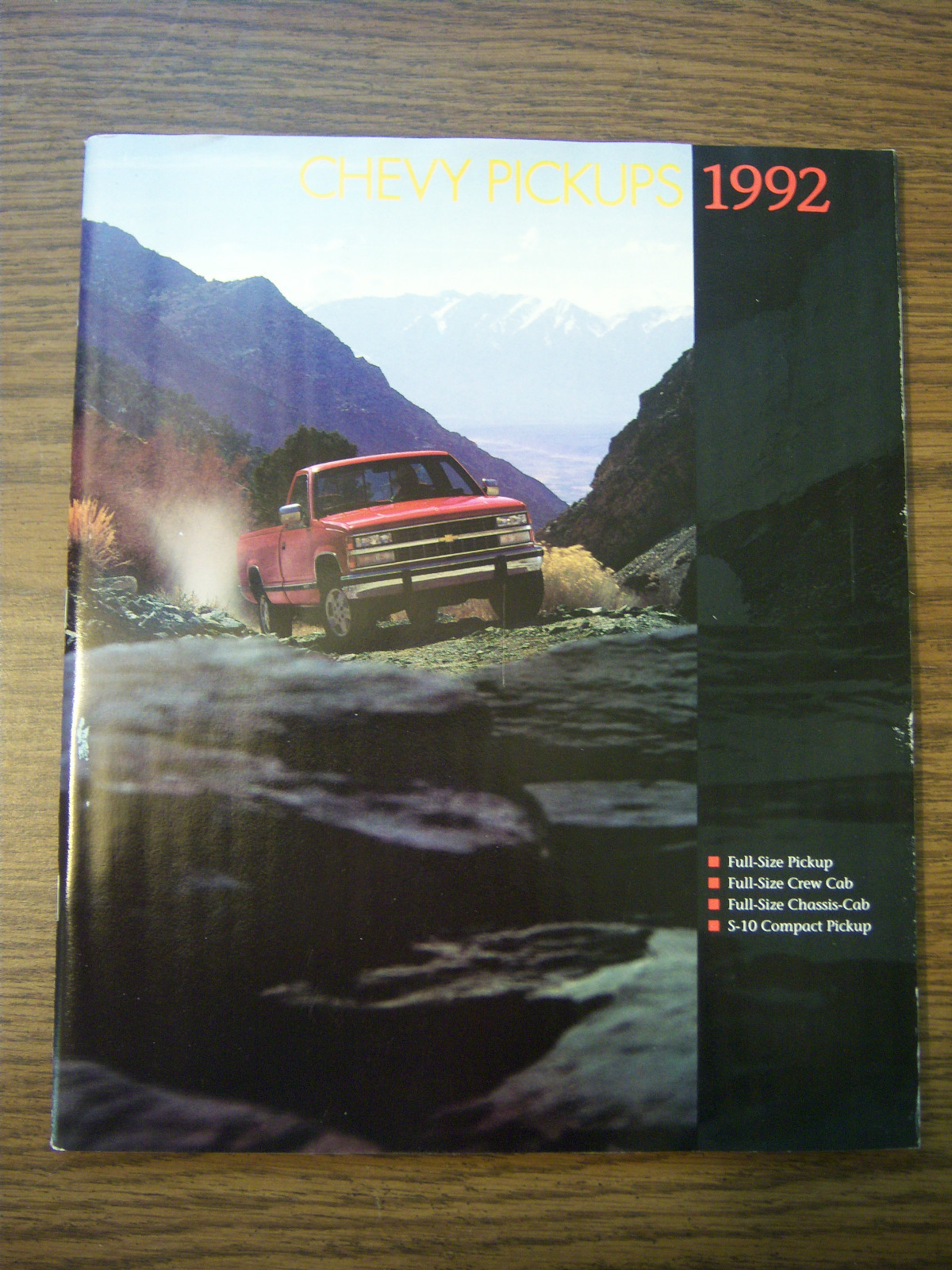 NEW LARGE 68 PAGE MINT 1992 CHEVROLET CHEVY PICKUPS  DEALER  BROCHURE (BOX 566)