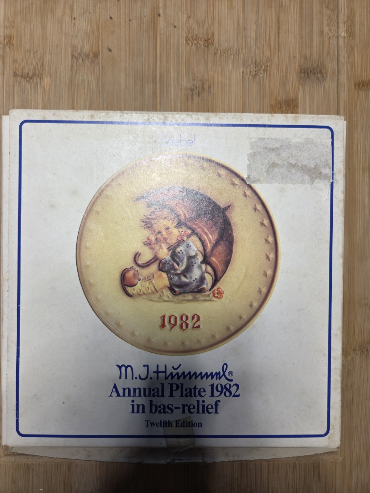 ​[1982] Vintage M.J. Hummel Goebel Annual Plate Bas Relief in Box