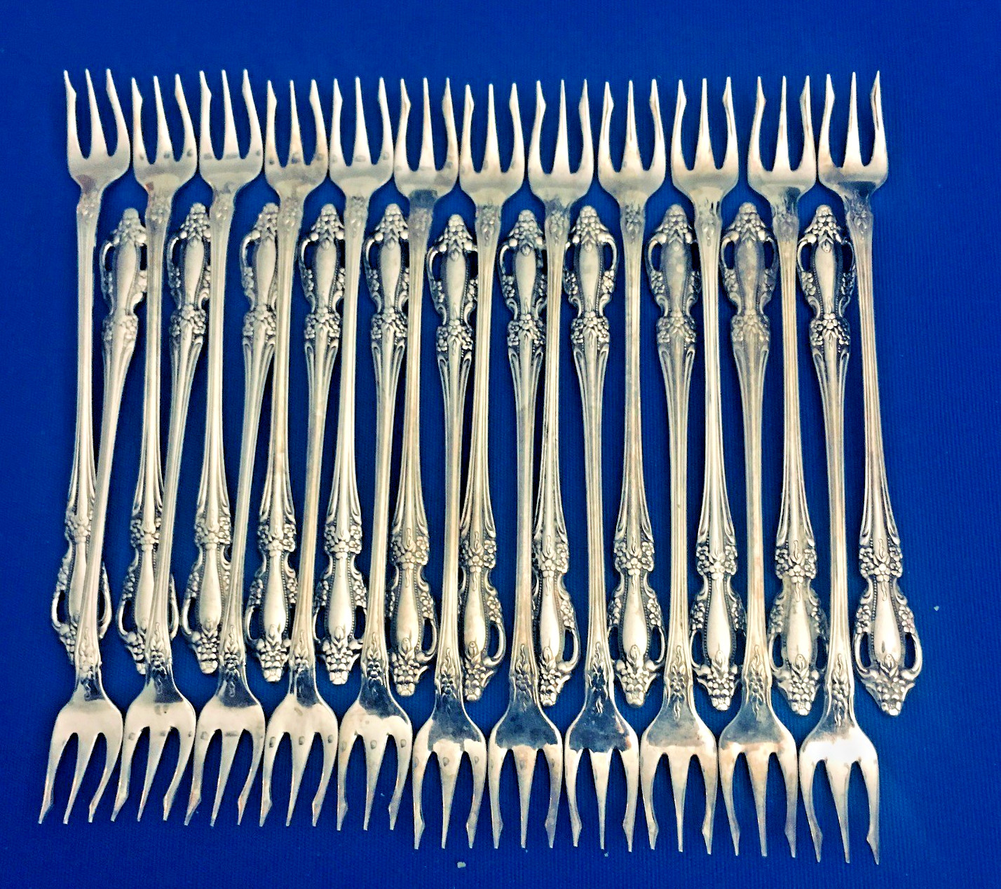 Oneida RAPHAEL Stainless Distinction Deluxe Silverware HH: 23 Cocktail Forks