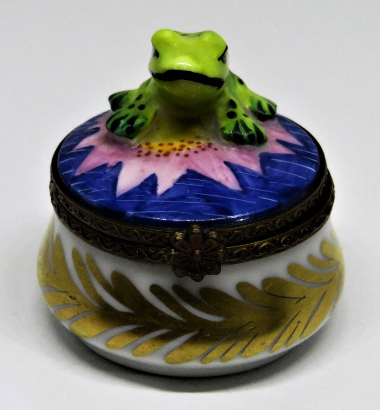 LIMOGES BOX -PARRY-VIEILLE- VINTAGE FROG & PINK LILY FLOWER - GOLD LEAVES