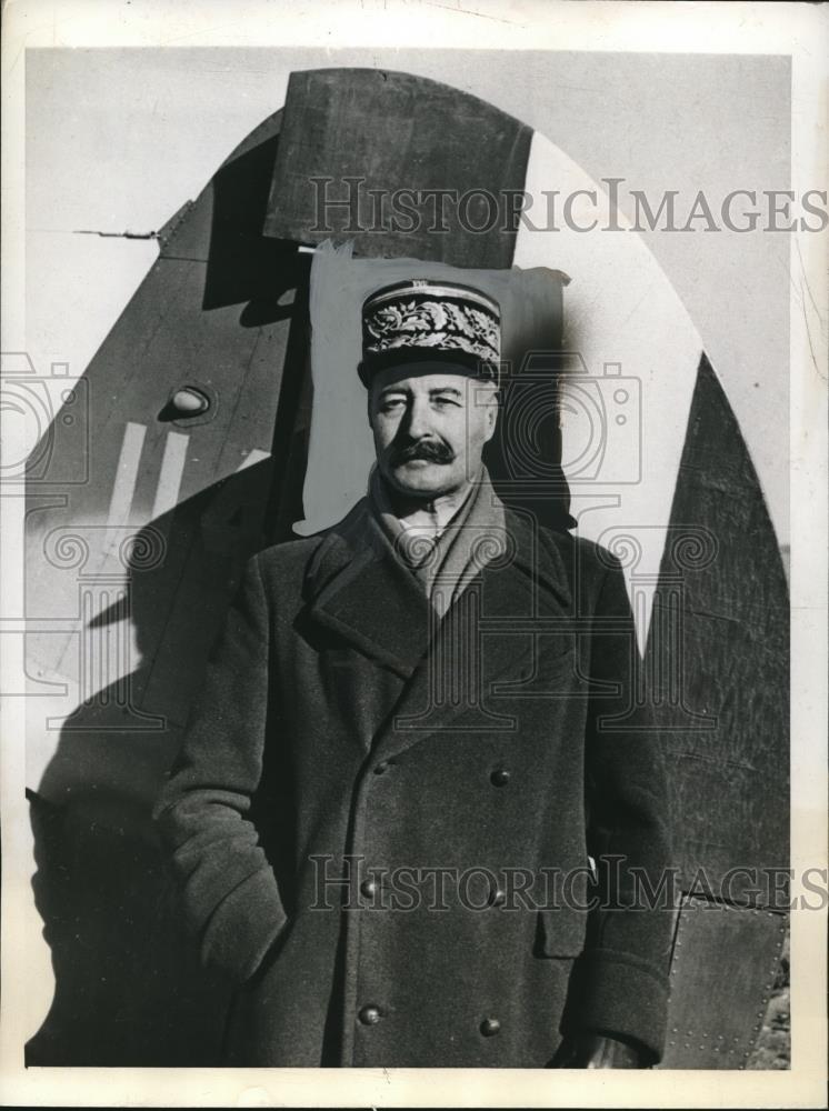 1943 Press Photo General Henri Giraud in front of the wing of a plane 1943 Press Photo General Henri Giraud in front of the wing of a plane