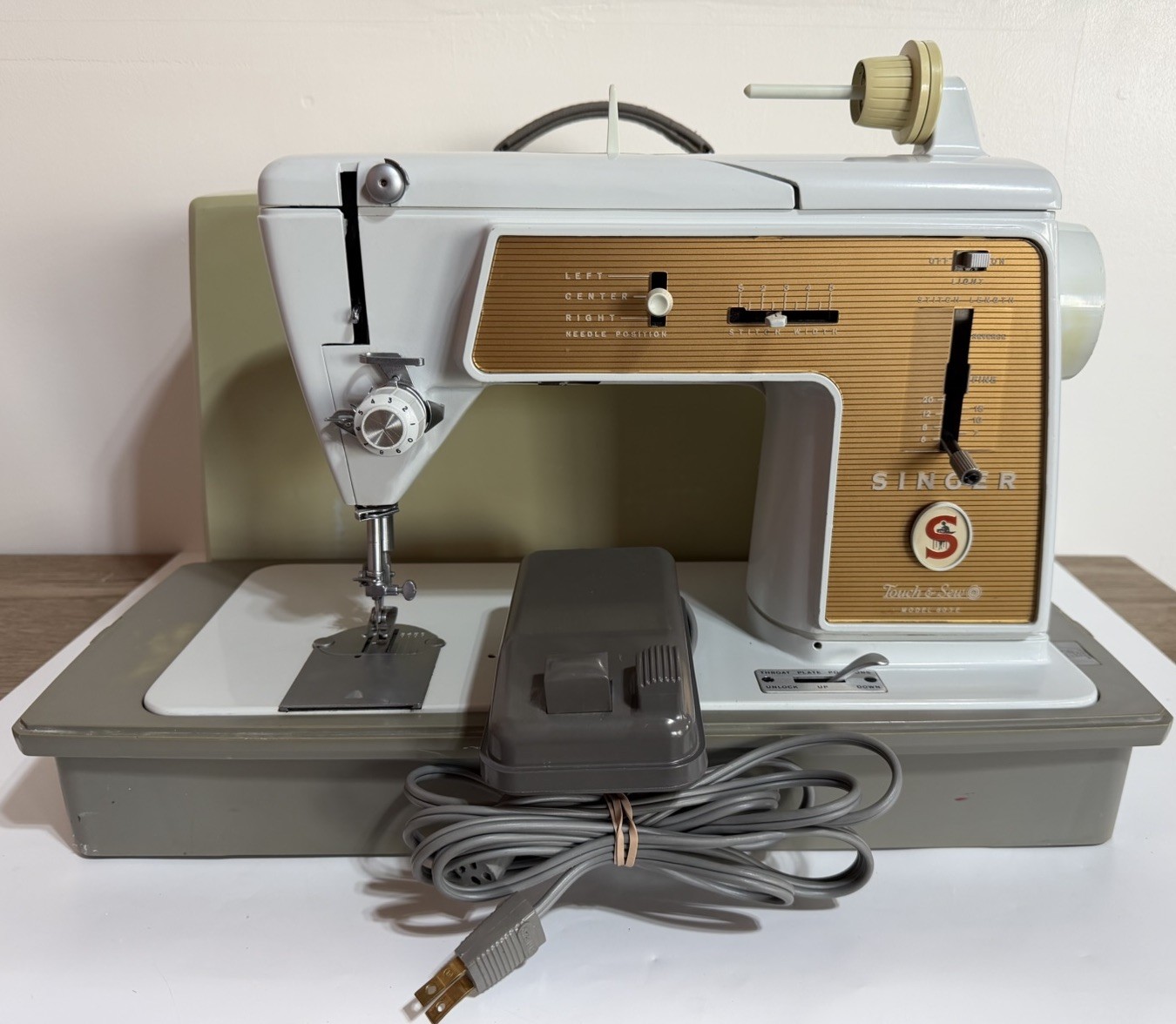 Vintage 1965 Singer 603e Touch & Sew Sewing Machine With Peddle And Case Works Vintage 1965 Singer 603e Touch & Sew Sewing Machine With Peddle And Case Works