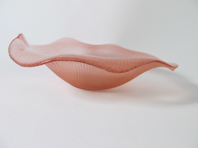 VINTAGE ART GLASS CENTER BOWL PINK SATIN RIBBED SEA FORM DECOR 12\