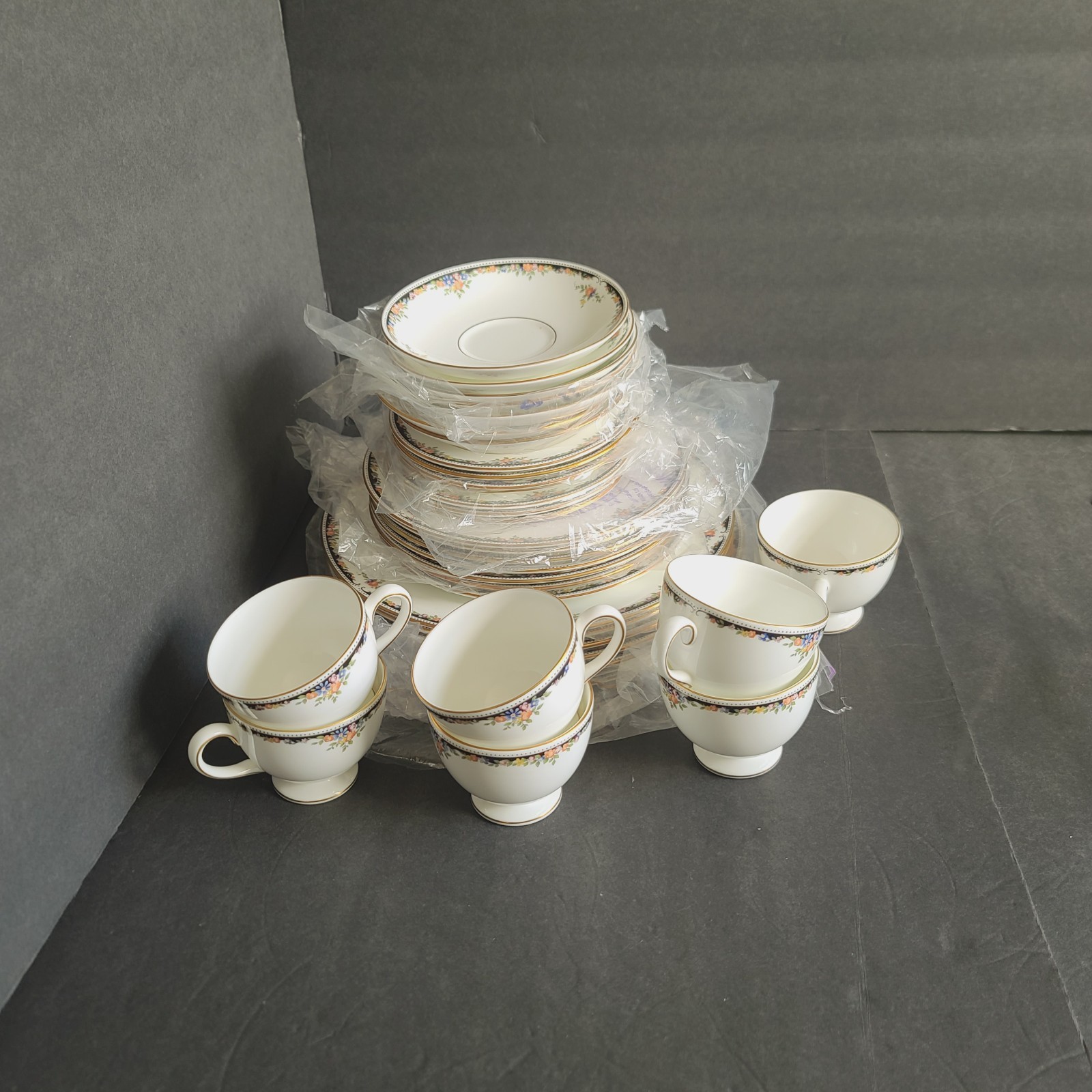 Wedgwood Osborne 5 Piece Place Setting R4699 – Mint Condition / Price per set Wedgwood Osborne 5 Piece Place Setting R4699 – Mint Condition / Price per set