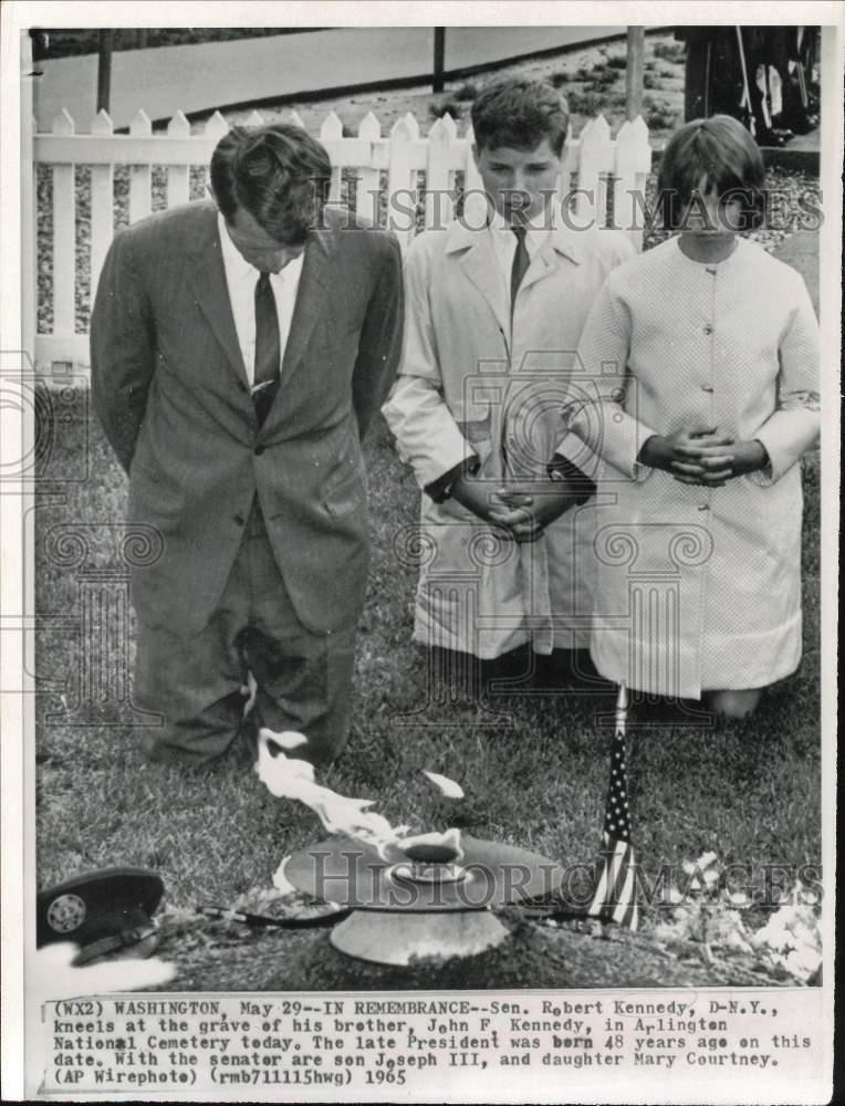 1965 Press Photo Robert Kennedy visits grave of his brother John at Arlington
