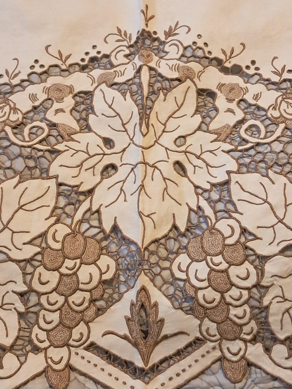 Vintage Madeira Hand Embroidered Cutwork Grape Vine Linen Tablecloth 50