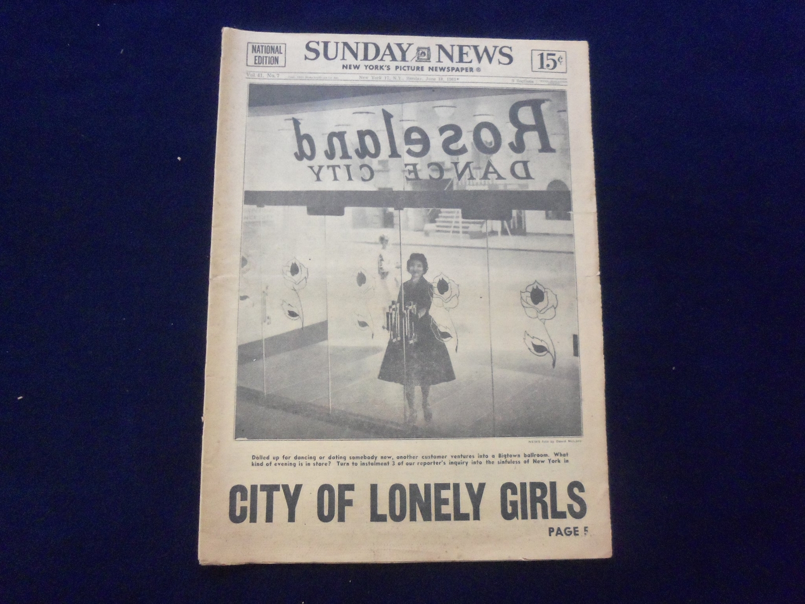 1961 JUNE 18 NEW YORK SUNDAY NEWS NEWSPAPER - CITY OF LONELY GIRLS - NP 6777