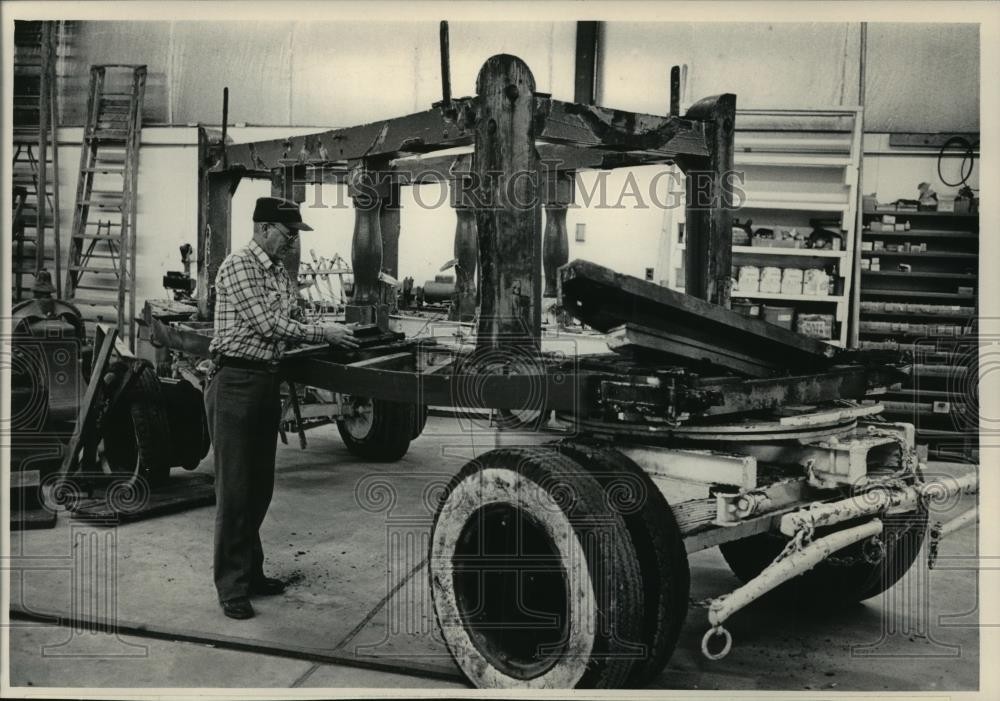 1984 Press Photo Leonard Perkins and the Bell Wagon at Circus World Museum