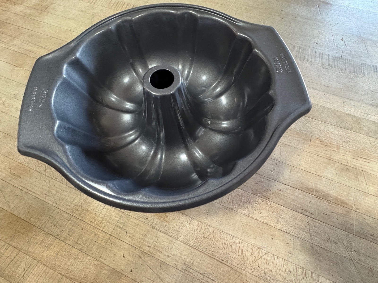 Wilton Sunflower Bundt Cake Pan Non-Stick Fluted 9.75\