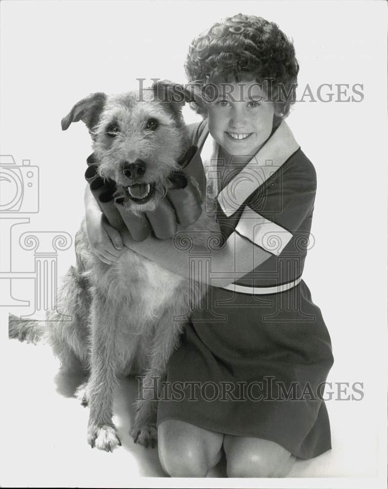 1982 Press Photo Kathleen Sisk as Annie & Dog Roxanne as Sandy in 1982 Press Photo Kathleen Sisk as Annie & Dog Roxanne as Sandy in