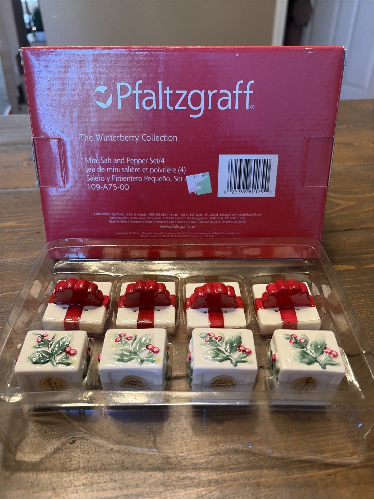 New Pfaltzgraff Winterberry Christmas Mini Salt & Pepper Present 8-piece Set