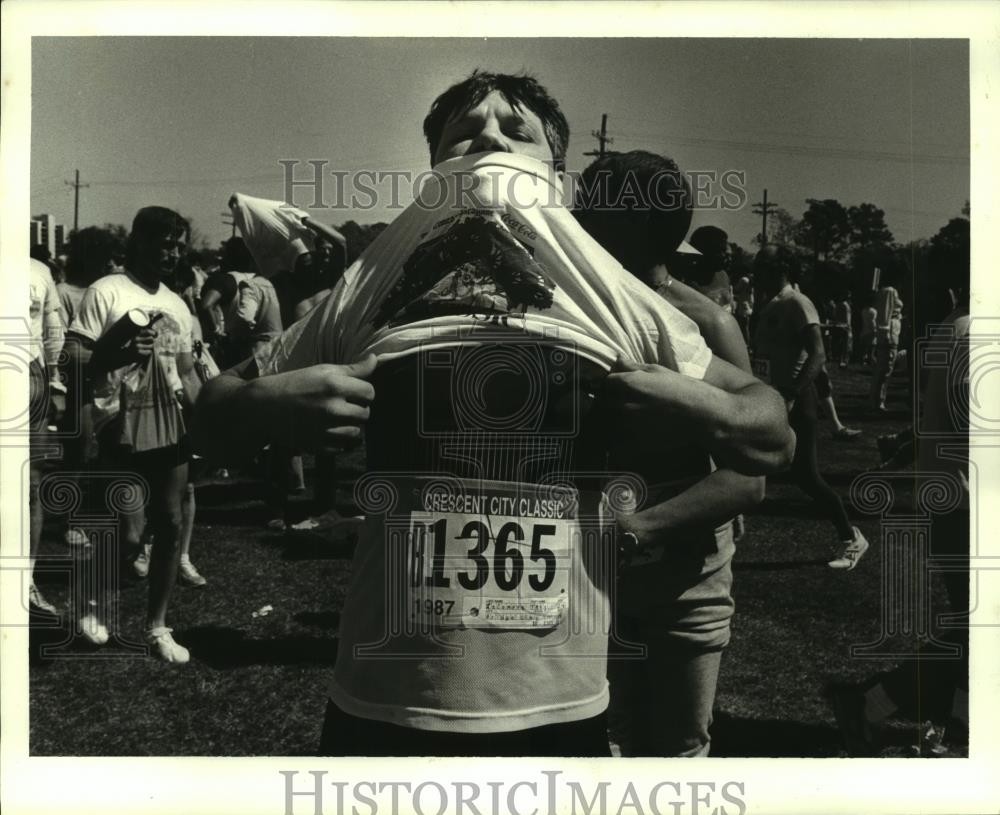 1987 Press Photo Troy LeCompte tries on his Crescent City Classic T-Shirt 1987 Press Photo Troy LeCompte tries on his Crescent City Classic T-Shirt