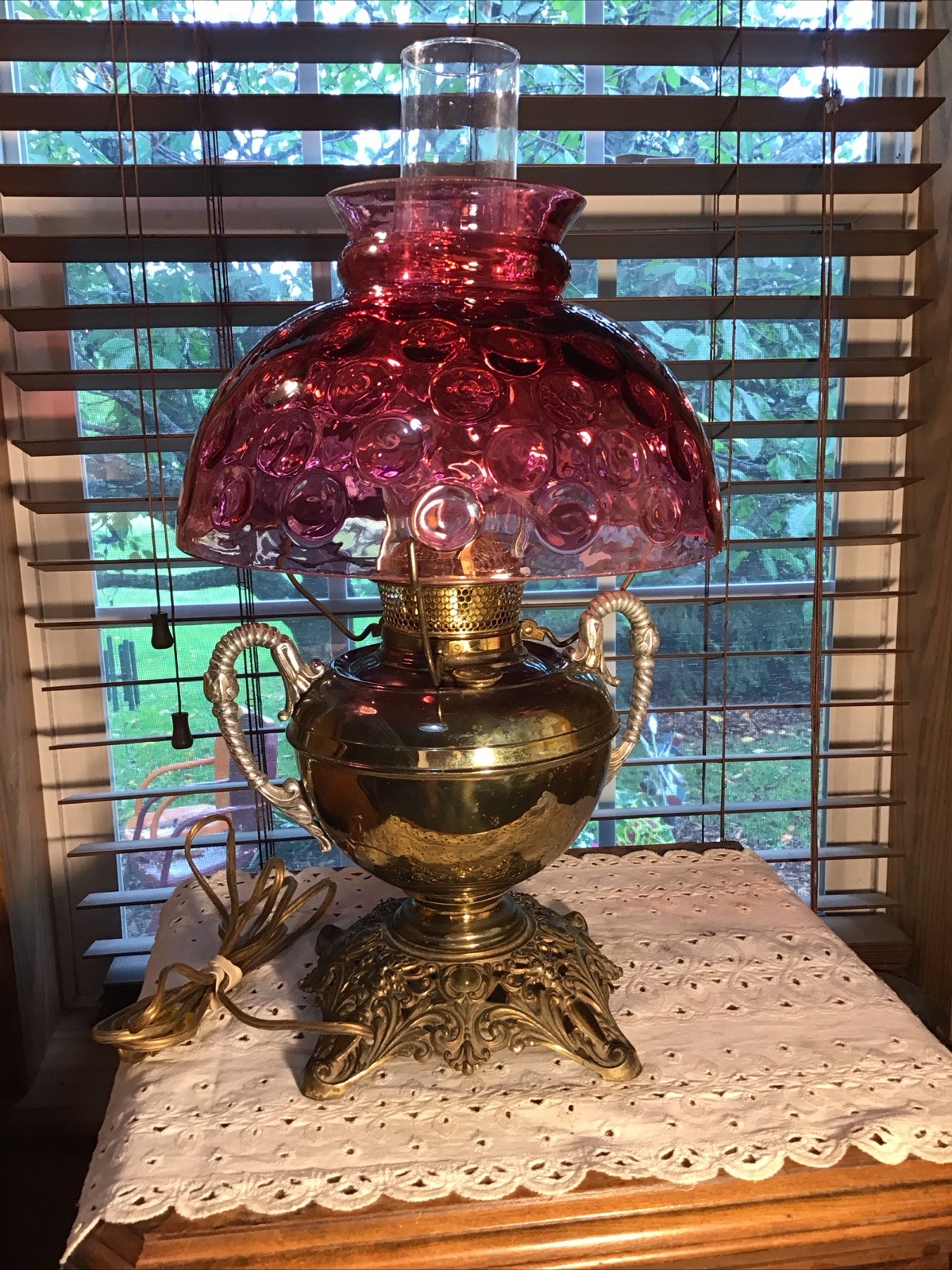 Nice Antique B & H Oil Converted To Electric Trophy Urn Lamp W/cranberry Shade