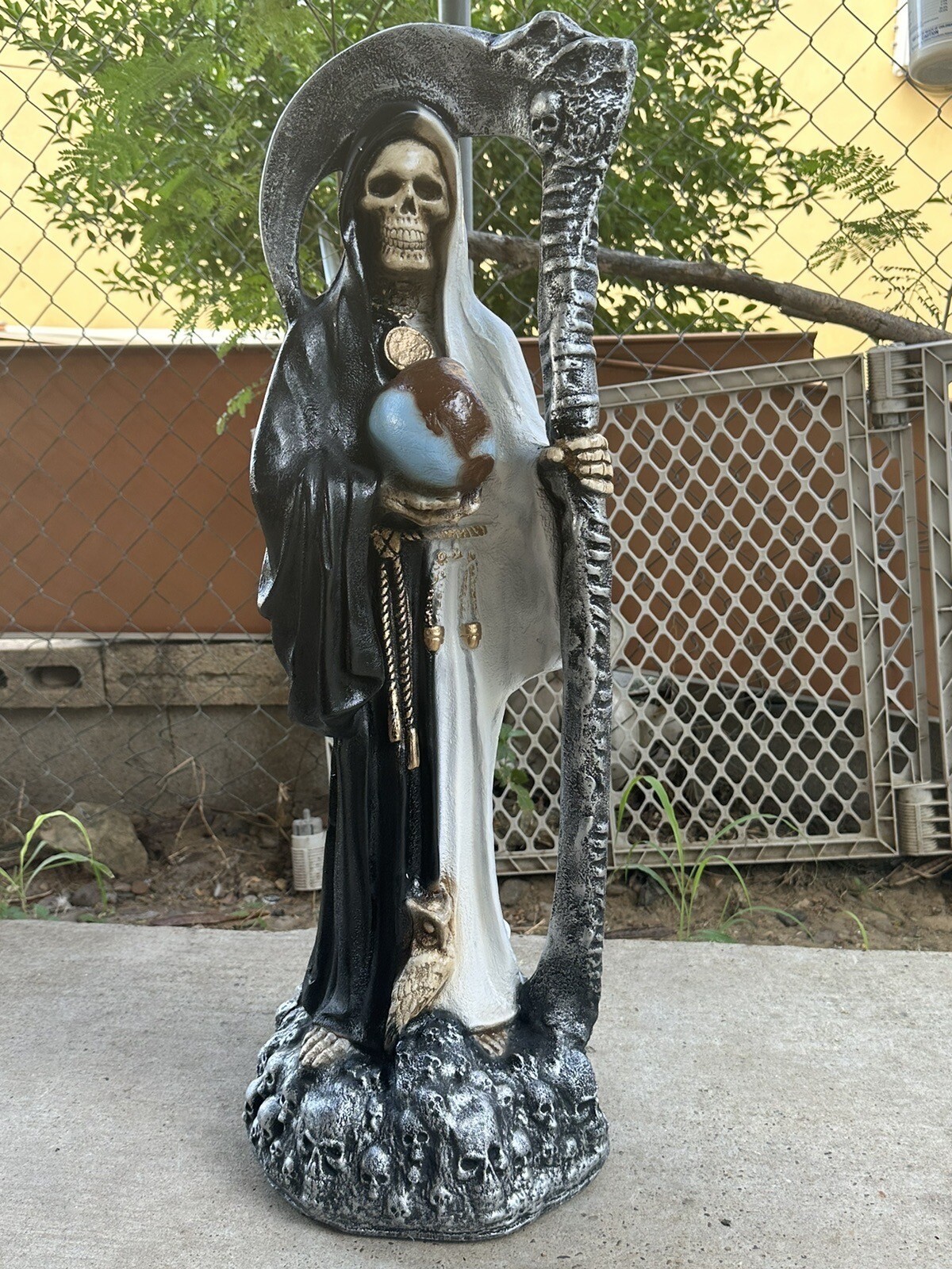 Santa Muerte Blanco/Negra  Nueva, Casi 3 Pies De Alto