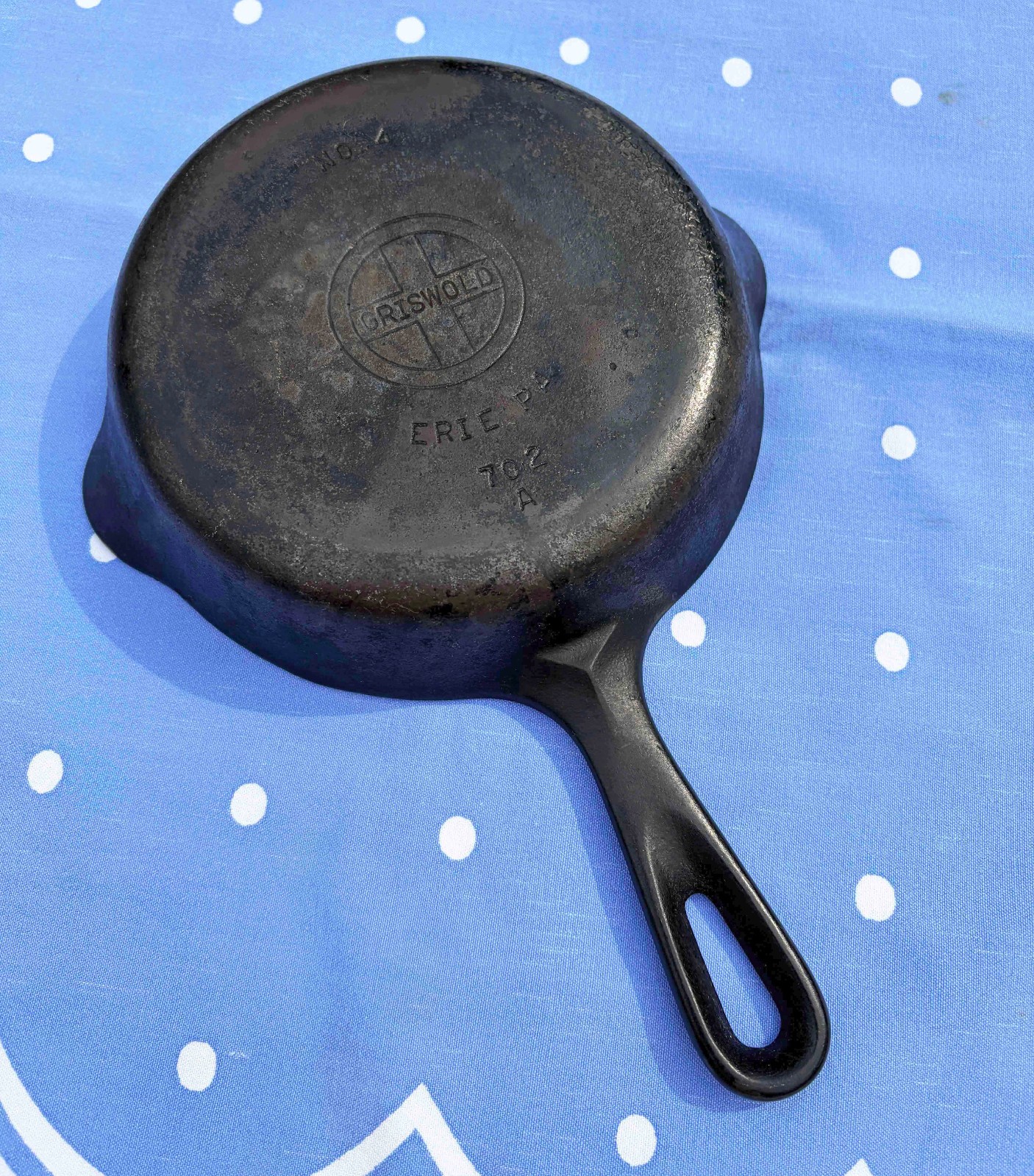 Griswold #4 Cast Iron Skillet 702 Small Logo Sits Flat Bottom Frying Pan