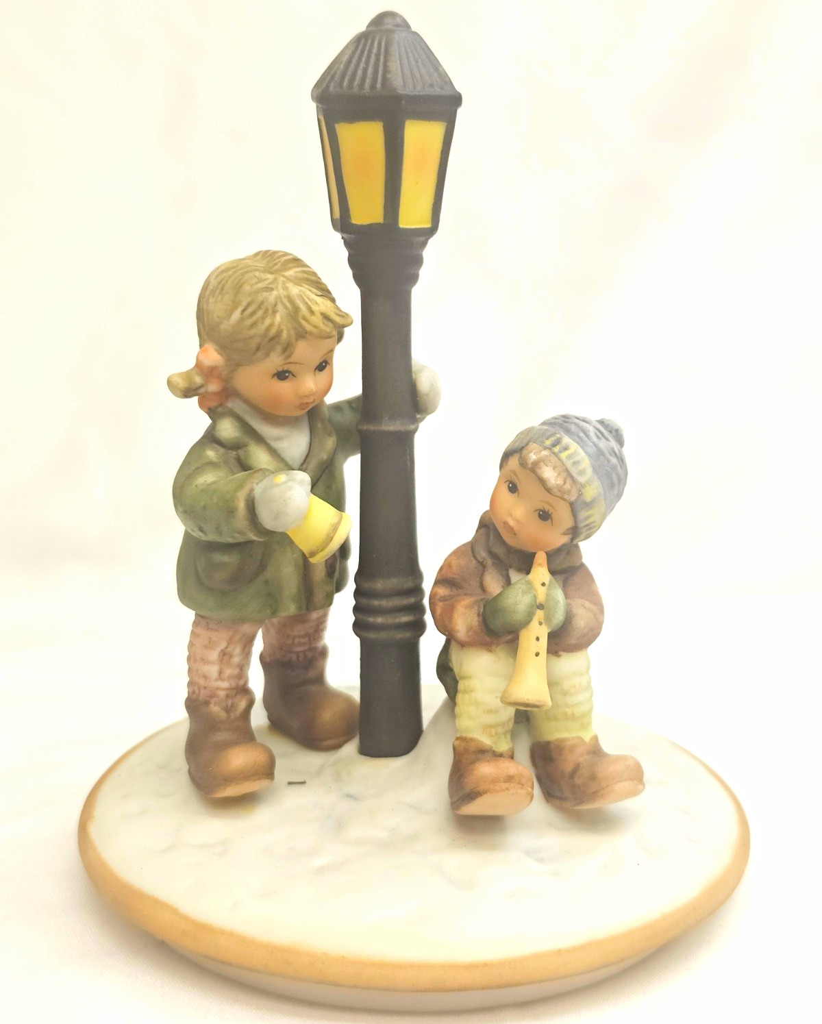 Berta Hummel “Making Spirits Bright” Musical Lighted Figurine 2002 – Works
