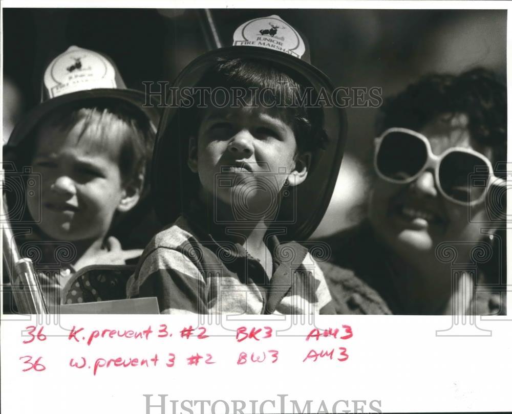 1987 Press Photo Children at Clearview Shopping Center Fire Department Event 1987 Press Photo Children at Clearview Shopping Center Fire Department Event