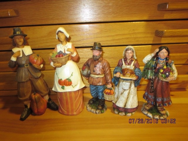 GANZ 5 PIECE THANKSGIVING PILGRIM FAMILY--#T20-11