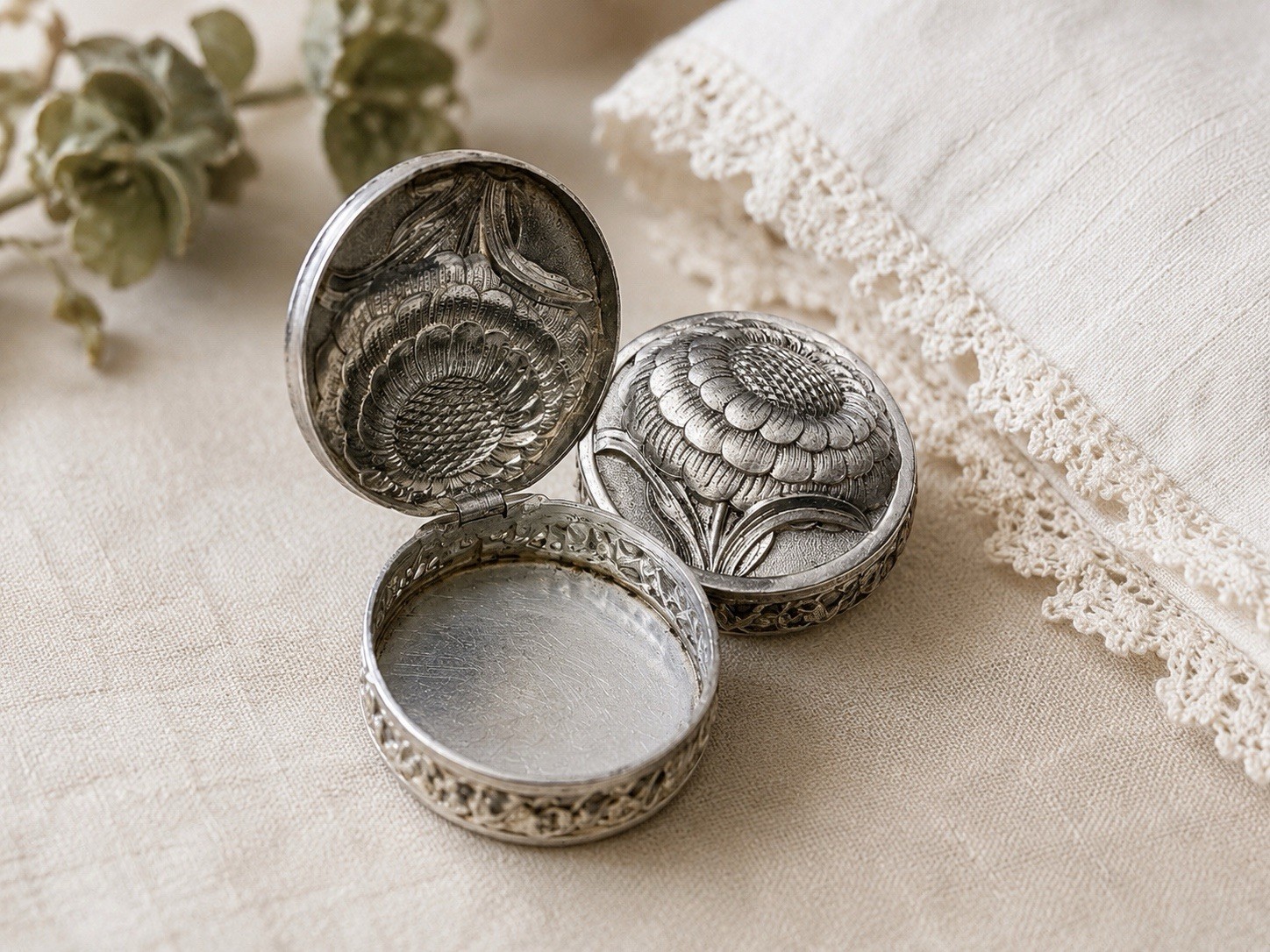 Vintage Unmarked Silver plate hinged floral trinket/pill box