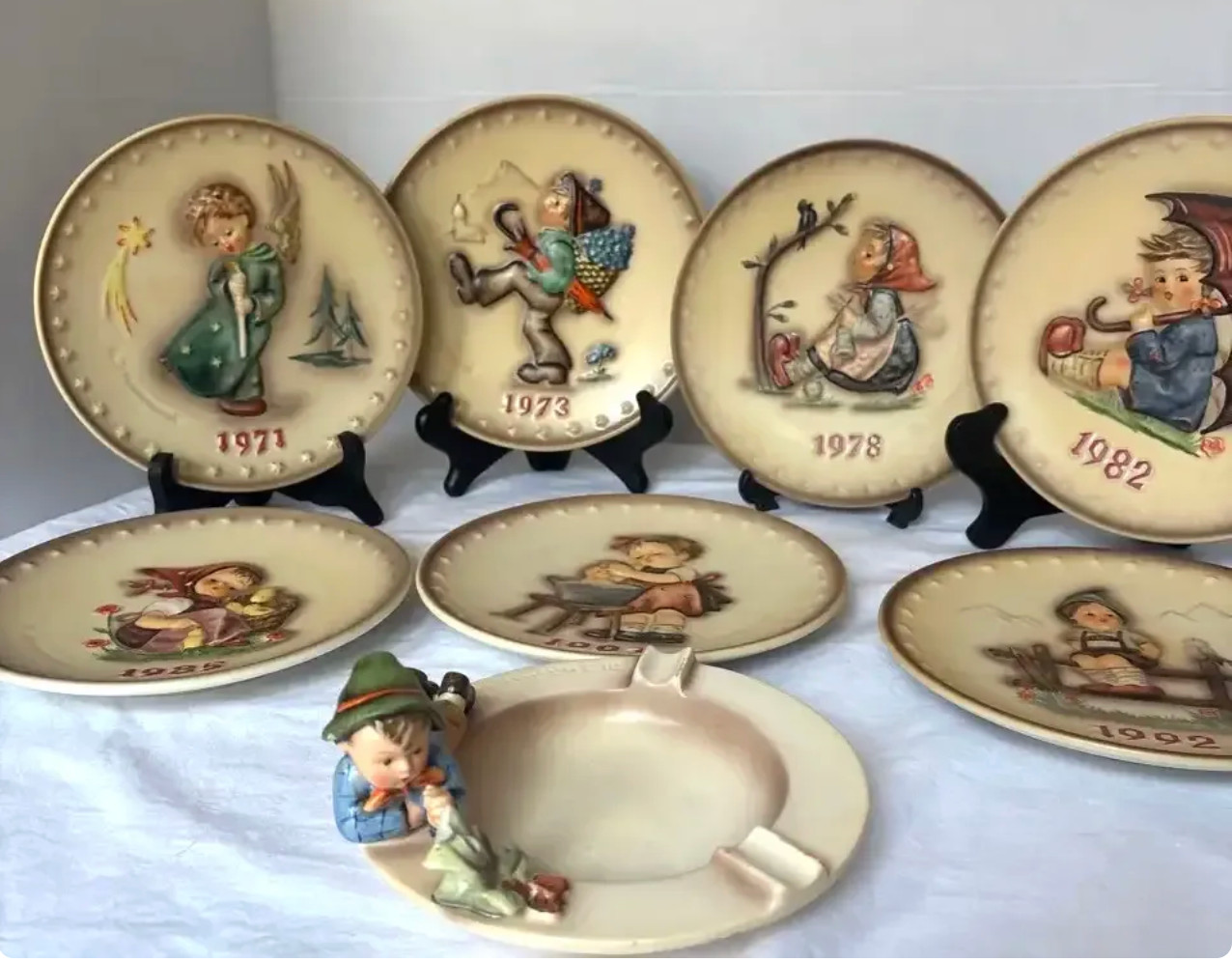Beautiful Vintage M.J. Hummel / W. Goebel Porcelain Lot of 8 plates bowl Beautiful Vintage M.J. Hummel / W. Goebel Porcelain Lot of 8 plates bowl
