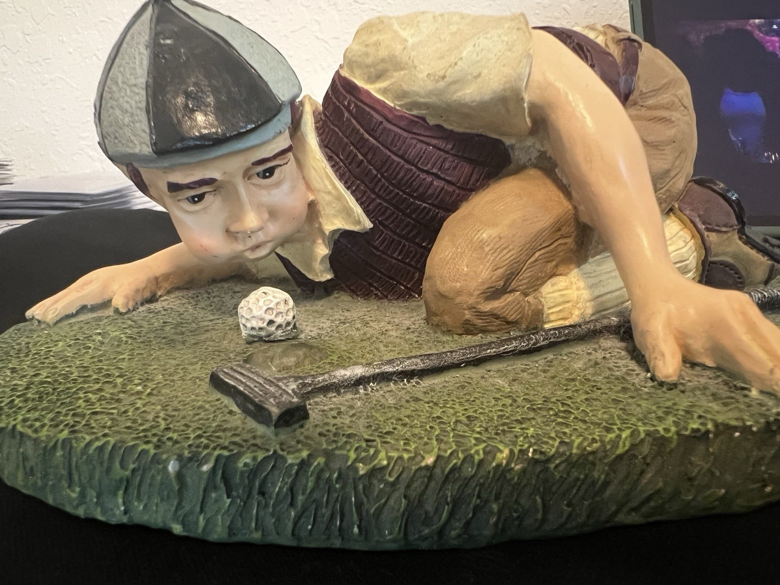 Funny Golfer Figurine Blowing Golf Ball Into Hole Awesome Gift For Golfer - Vnt