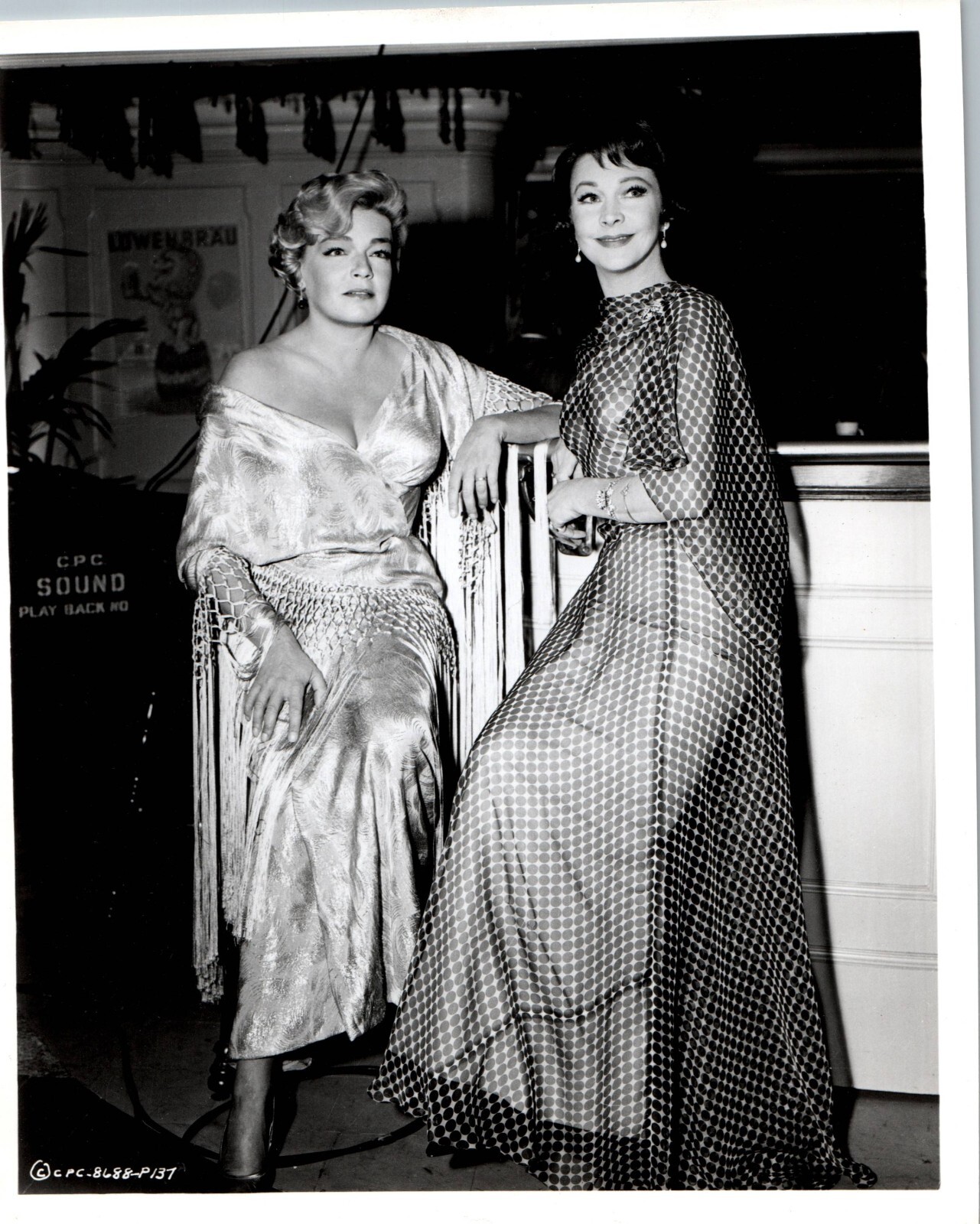 VIVIEN LEIGH + SIMONE SIGNORET BEHIND SCENES 1964 KENNY BELL CREDIT PHOTO 873