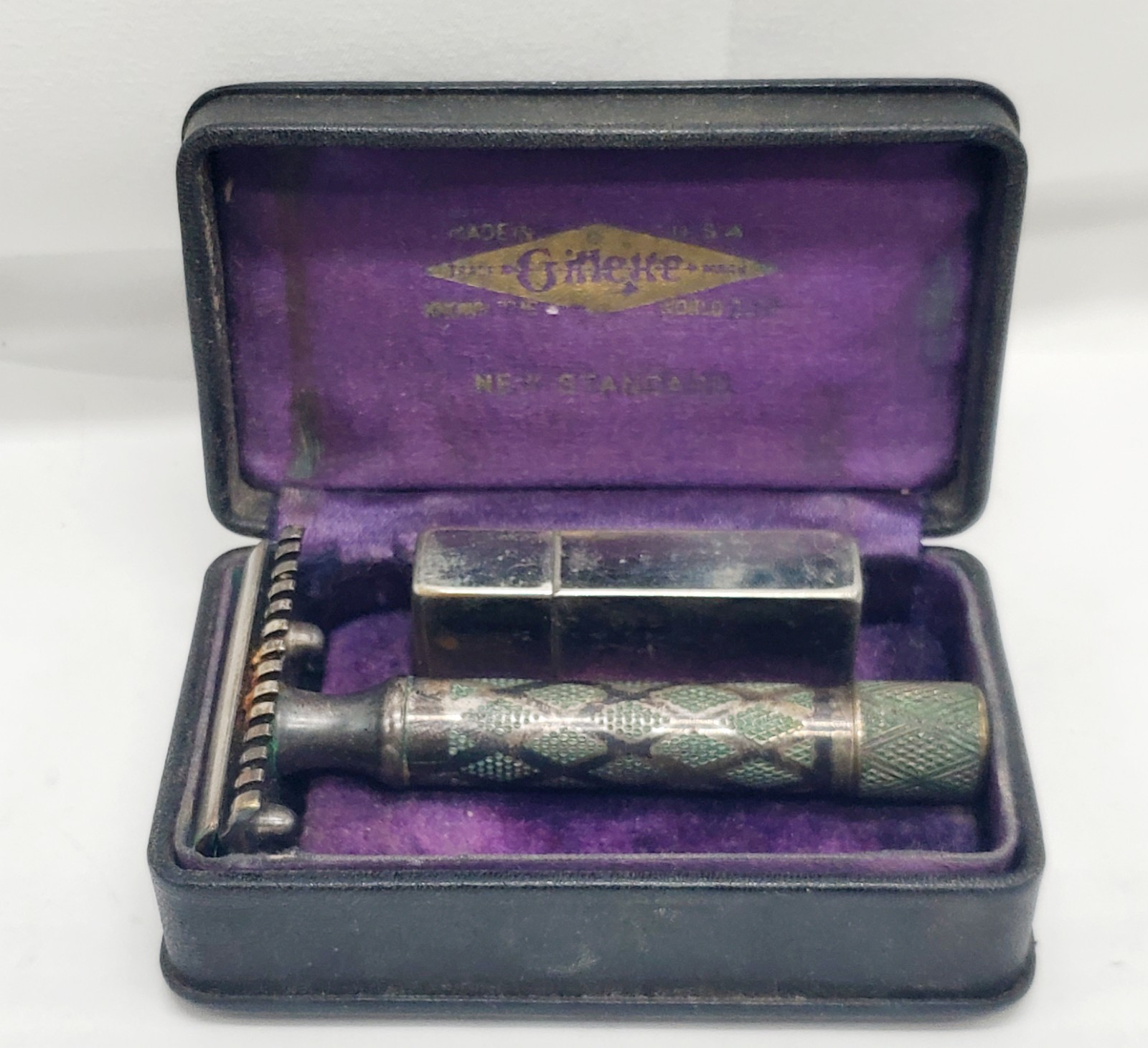 1926 Gillette New Standard New Improved DE Safety Razor (Seriel #759018B) W/ Cas