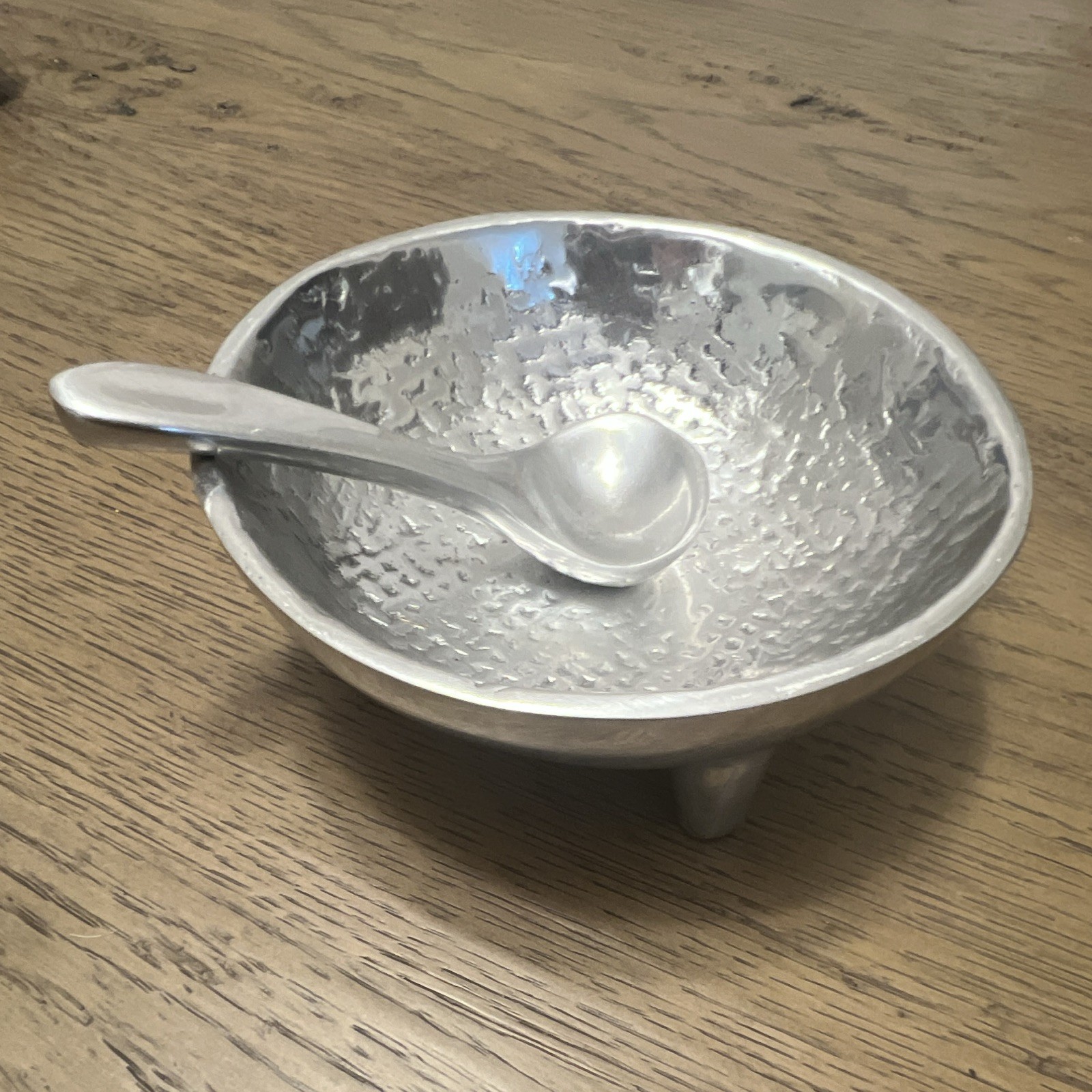 Mexican-style Molcajete Hammered Aluminum Bowl with Feet | Pewter-Style