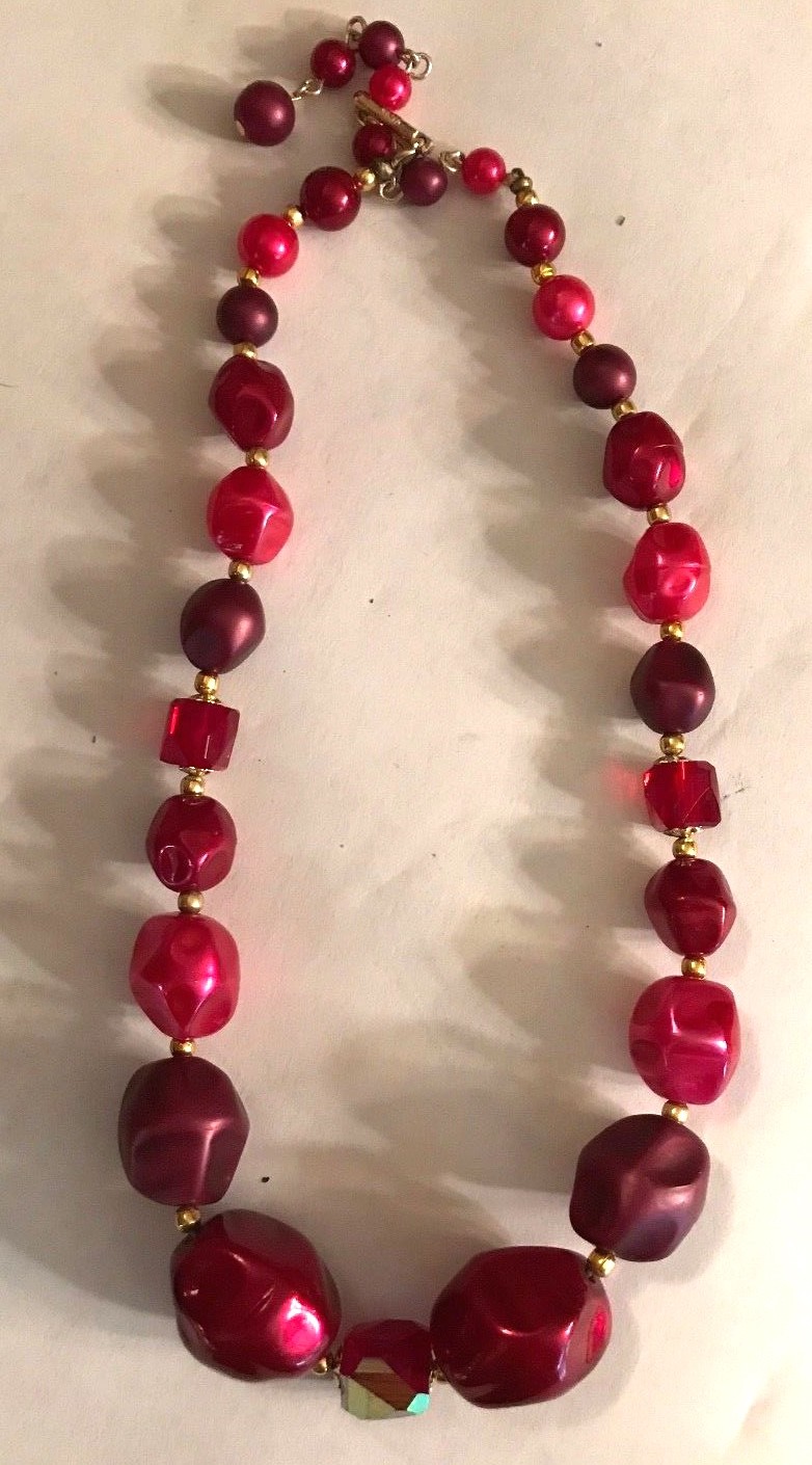 Vintage 1950\'s Red Pink Maroon Single Strand Lucite Bead Necklace Choker Style