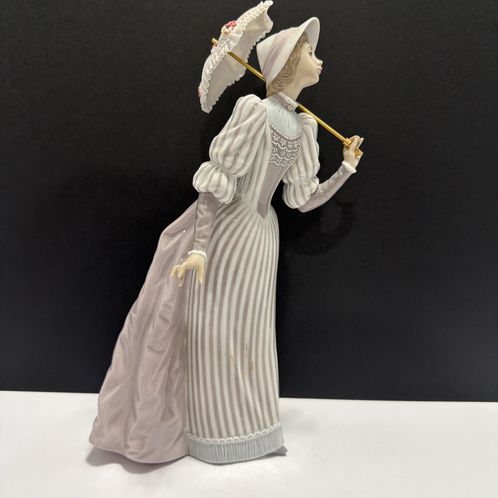 Lladro Figurine, English Lady With Parasol #5324, slight damage 