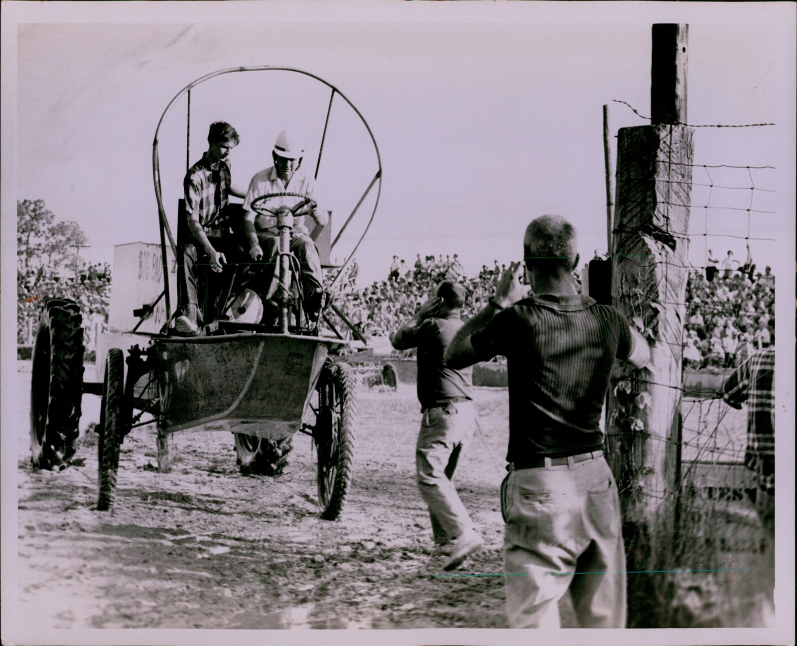 LG863 1969 Original Photo SWAMP BUGGY RACE Homemade Vehicle Big Crowd Cheering LG863 1969 Original Photo SWAMP BUGGY RACE Homemade Vehicle Big Crowd Cheering