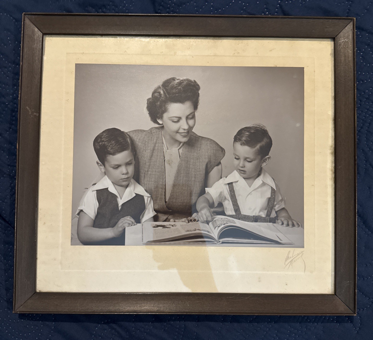 ANTIQUE PHOTOGRAPH OF MOTHER AND CHILDREN READING A BOOK FRAMED 14 X 12 INCHES