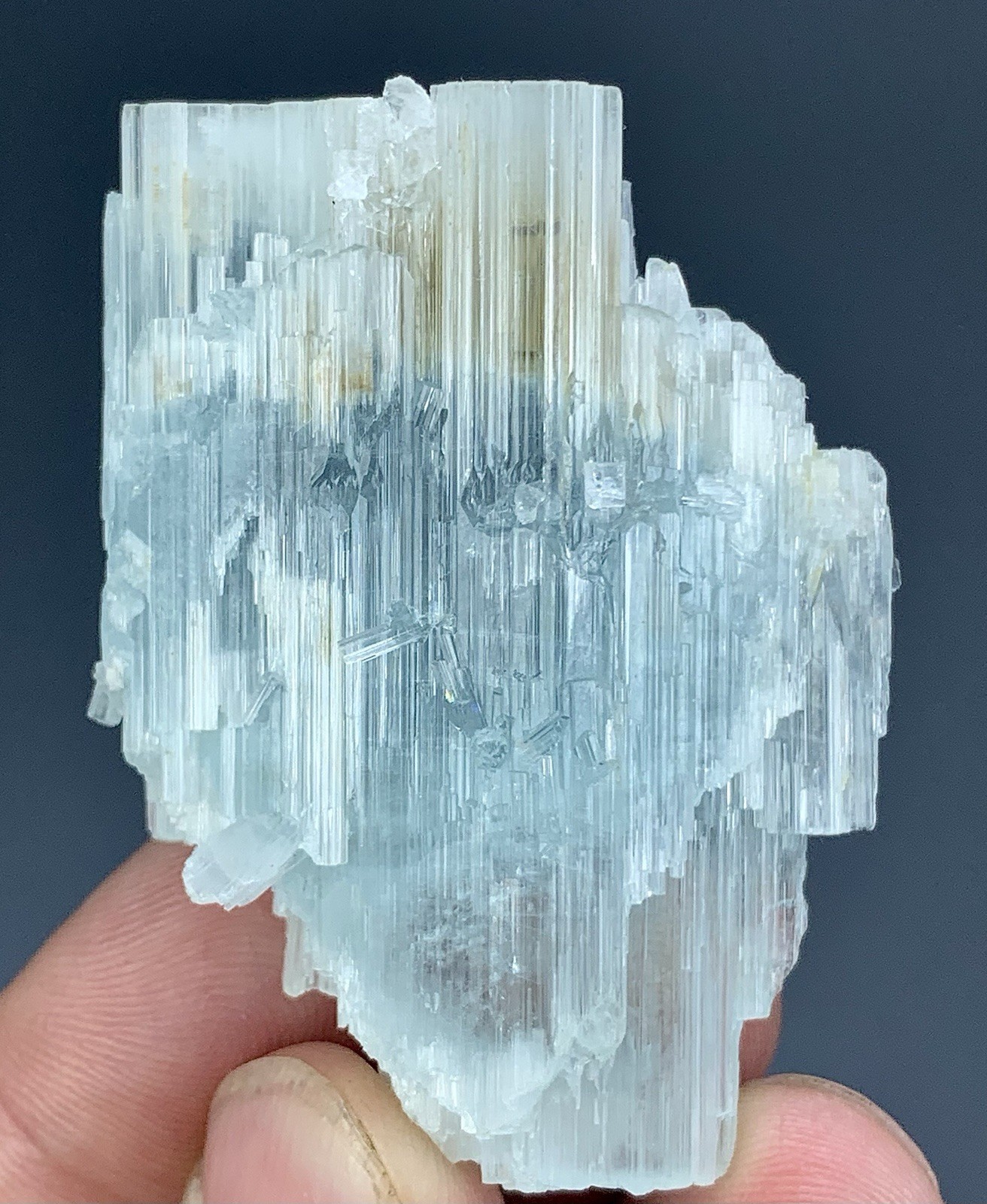 38 Gram Natural Aquamarine Aquamarine Crystal with Garnets From Pakistan. 38 Gram Natural Aquamarine Aquamarine Crystal with Garnets From Pakistan.