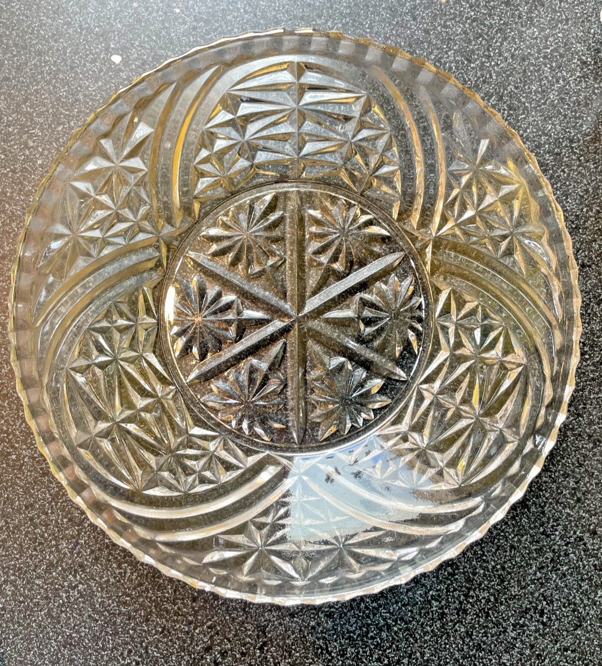 Vintage Pressed Glass Bowl Starburst Pinwheel Pattern Scalloped Rim 7 1/4”