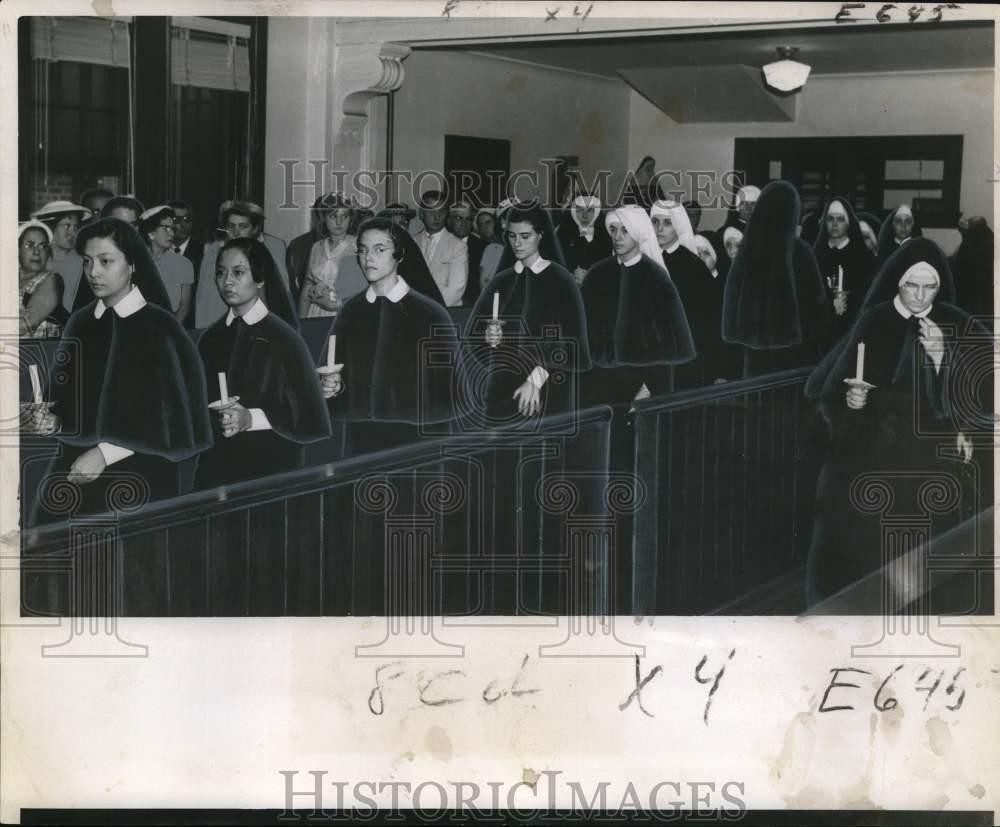 1960 Press Photo Mount Carmel Chapel's young postulants lined up during ceremony