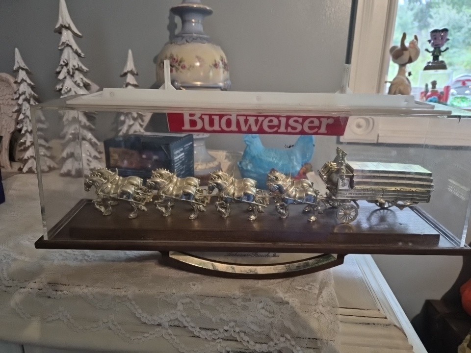 1982 Vintage Budweiser Bar sign for parts or repair 1982 Vintage Budweiser Bar sign for parts or repair
