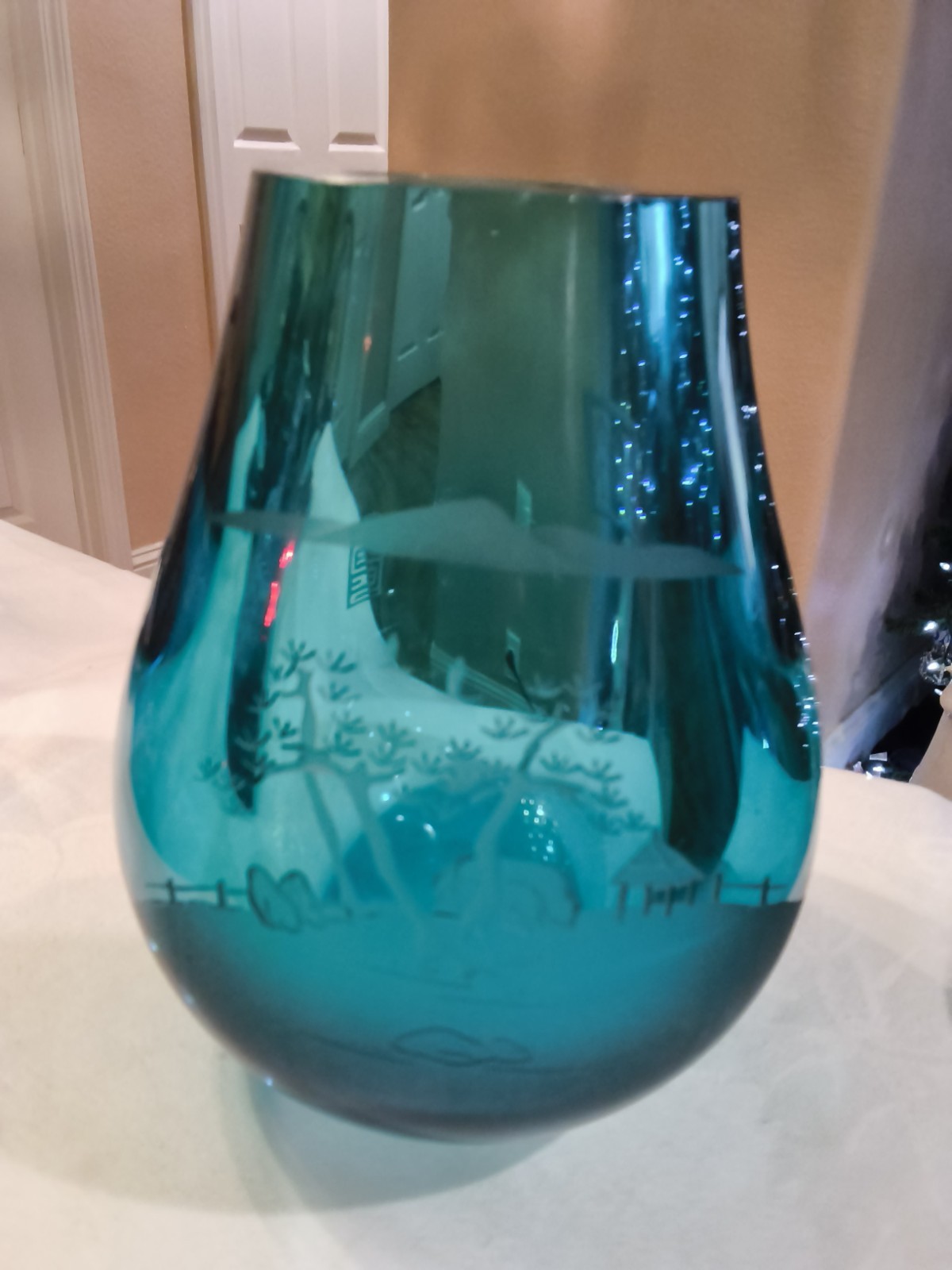 VTG THICK CHINESE ART GLASS VASE VIBRANT TEAL ETCHED ASIAN SCENES CHIC L1