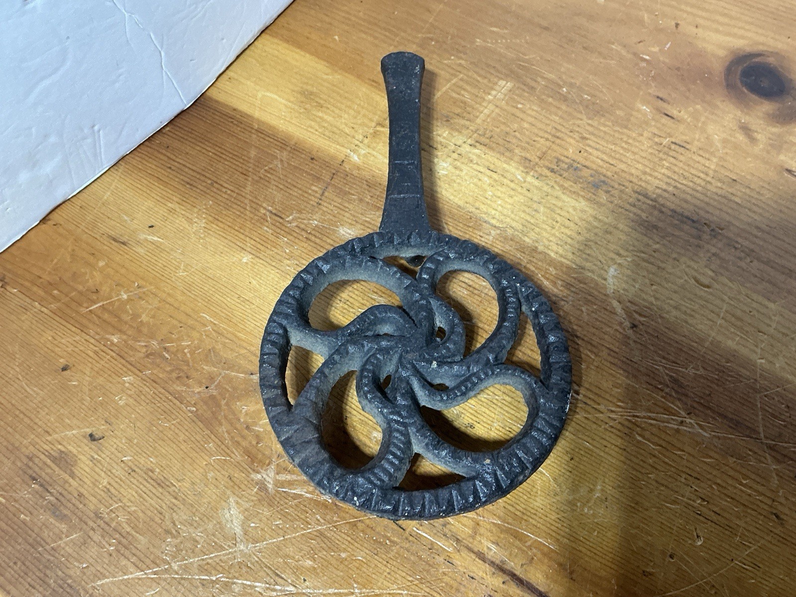ANTIQUE Signed 19TH C. CAST IRON TRIVET 3-Leg POT Stand PRIMITIVE PROP REENACTOR