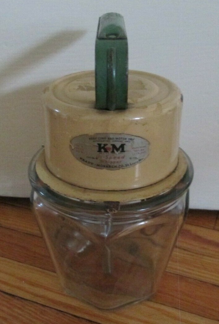 VINTAGE WORKING KM KNAPP-MONARCH HI-SPEED WHIPPER WITH GLASS MEASUREMENT JAR