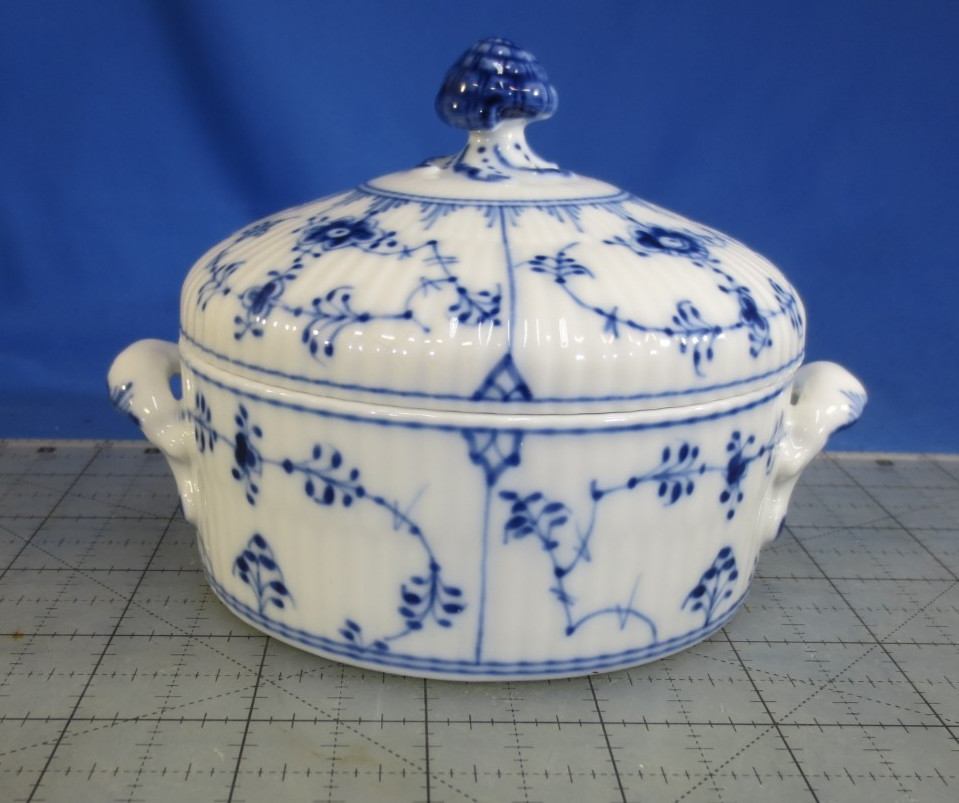 Royal Copenhagen Blue Fluted Plain Bonbonniere Butter Box No. 400 Excellent