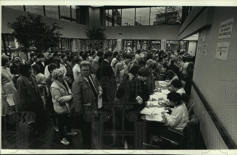 1989 Press Photo Employees sign up for 