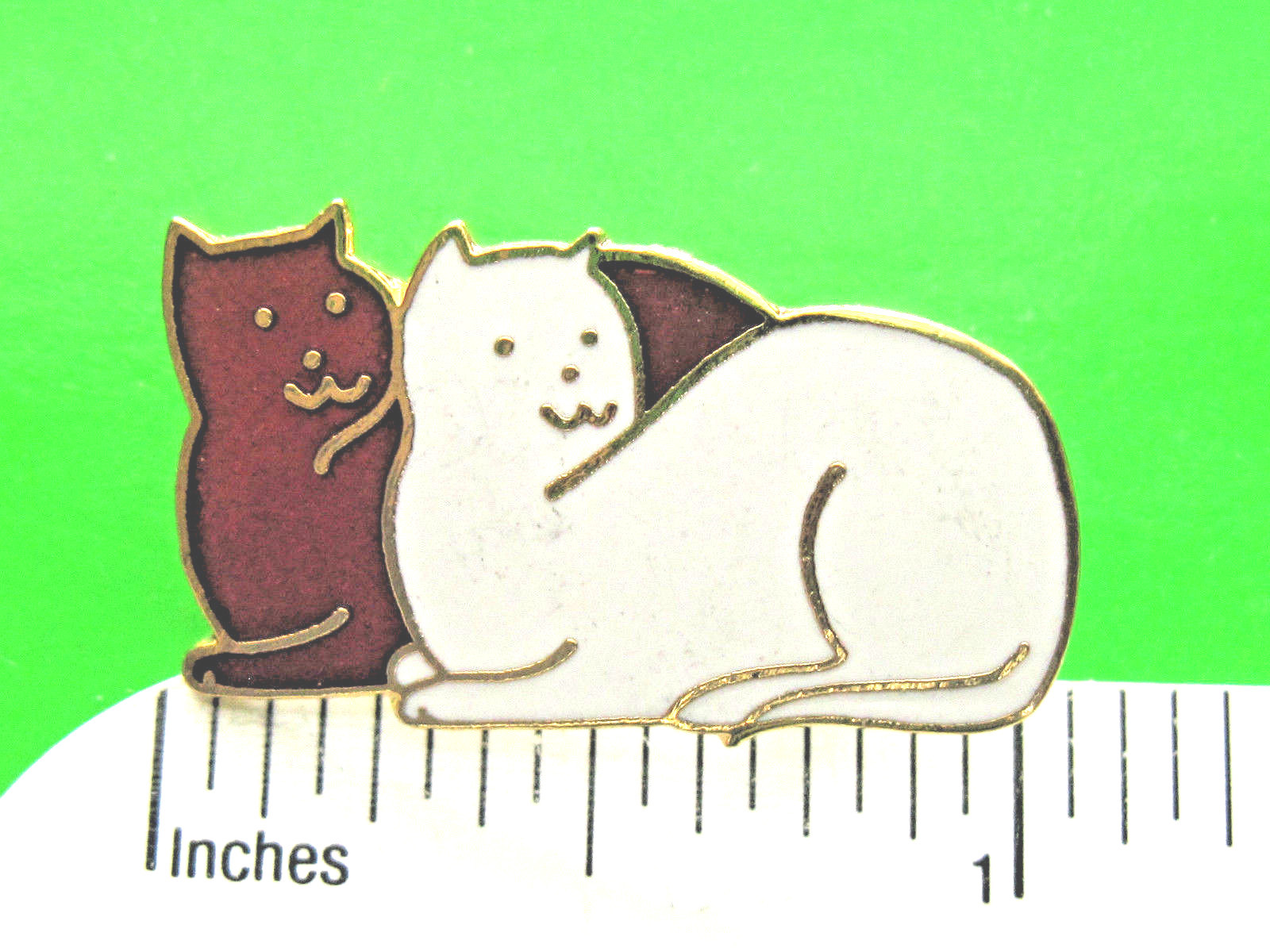  Smiling Comical CATS , KITTIES - pin , brooch GIFT BOXD (reddish brown & white)