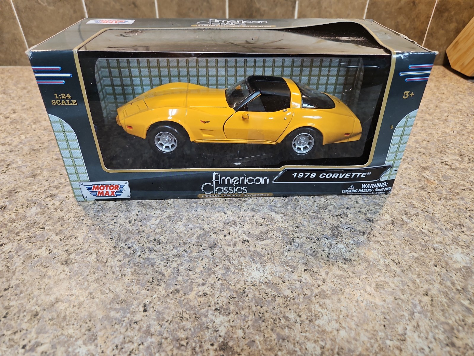 1:24 Motor Max 1979 Chevrolet Corvette (YELLOW) \