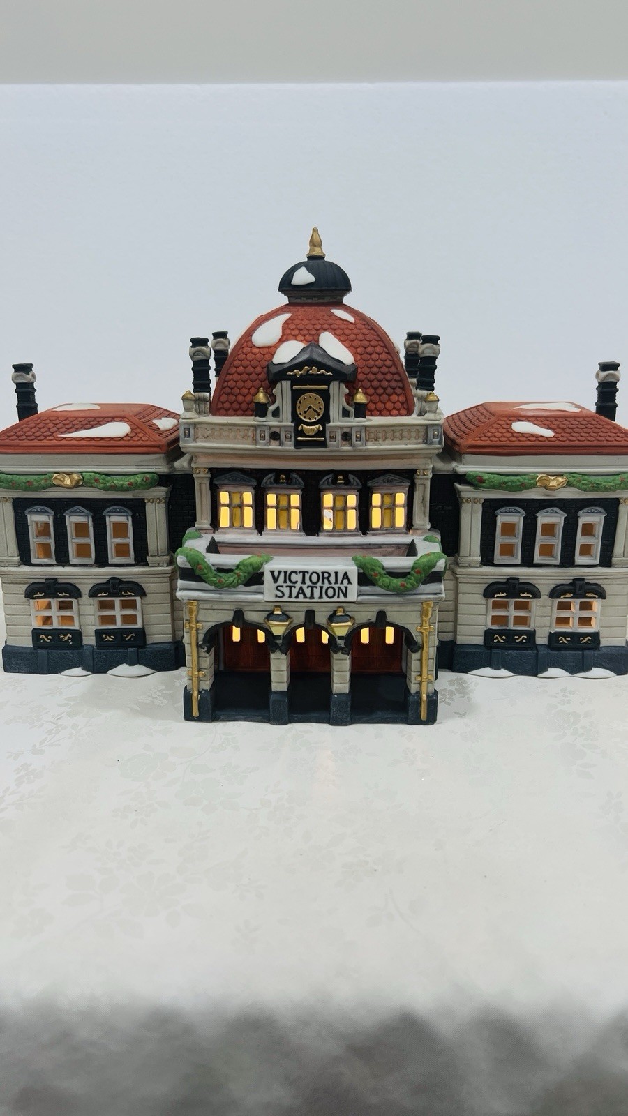 Dept 56 Heritage Village Collection “Victoria Station” 55743 Retired Excellent Dept 56 Heritage Village Collection “Victoria Station” 55743 Retired Excellent