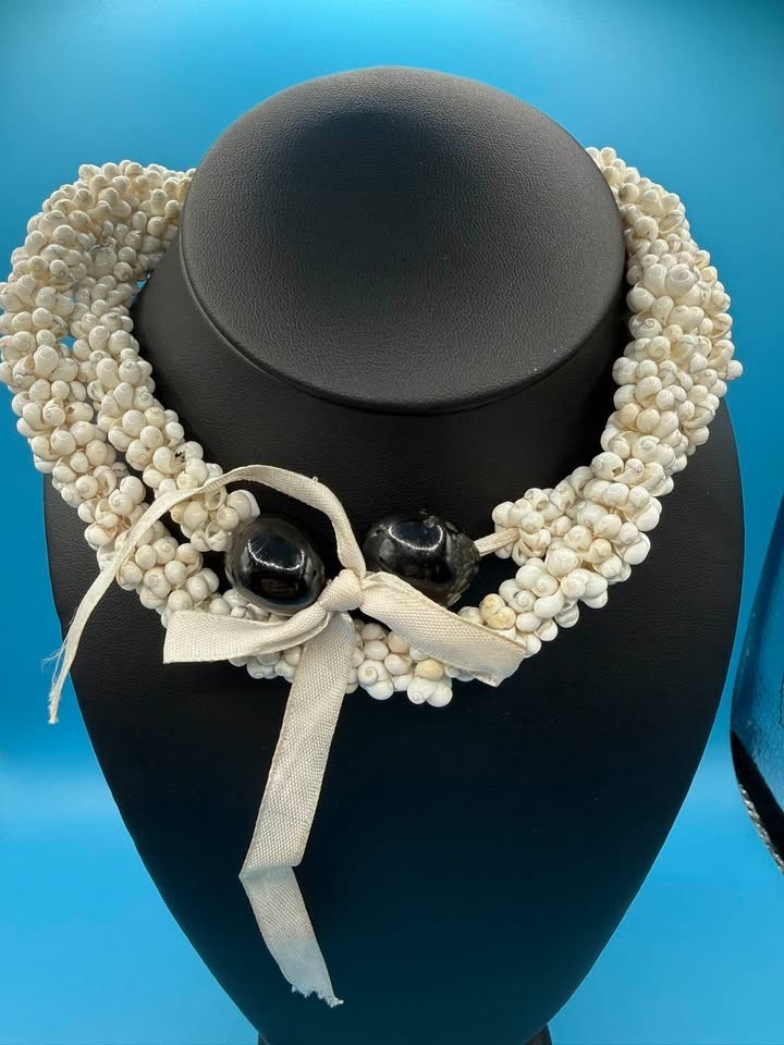 Mongo Shell Lei Necklace