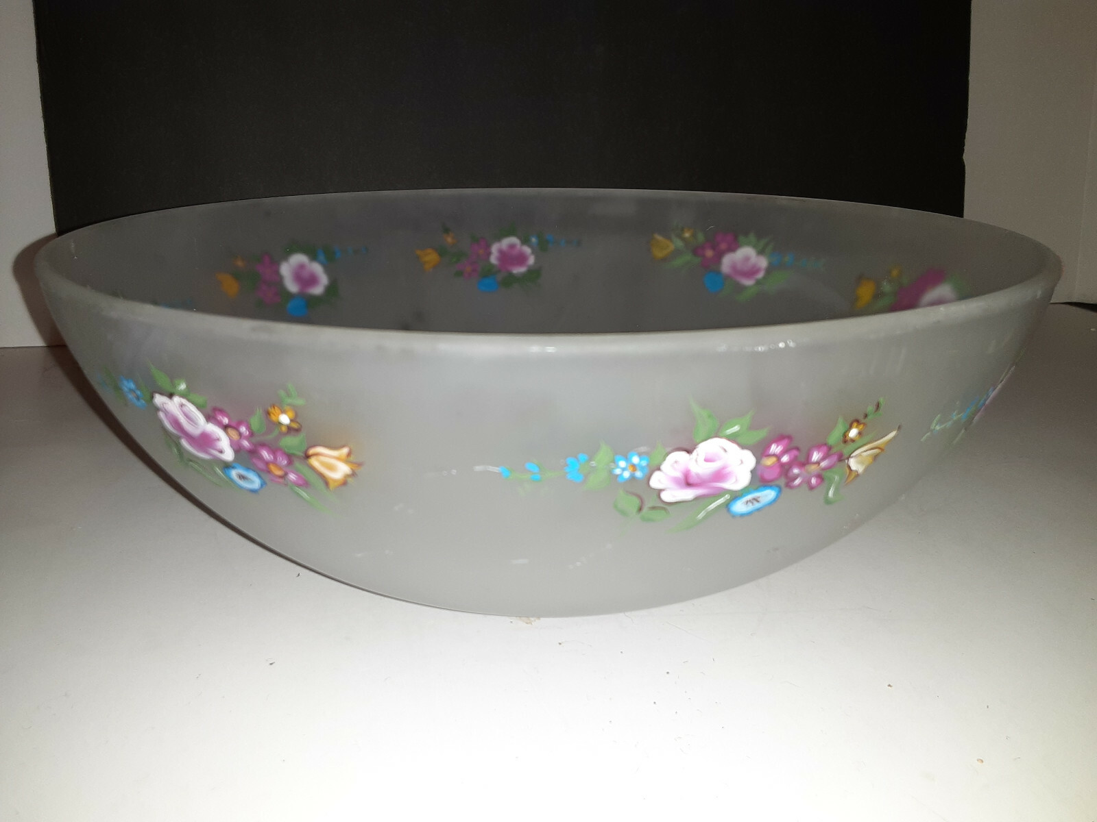 VINTAGE 1997 SATIN GLASS HANDPAINTED ROSES SERVING BOWL VINTAGE 1997 SATIN GLASS HANDPAINTED ROSES SERVING BOWL